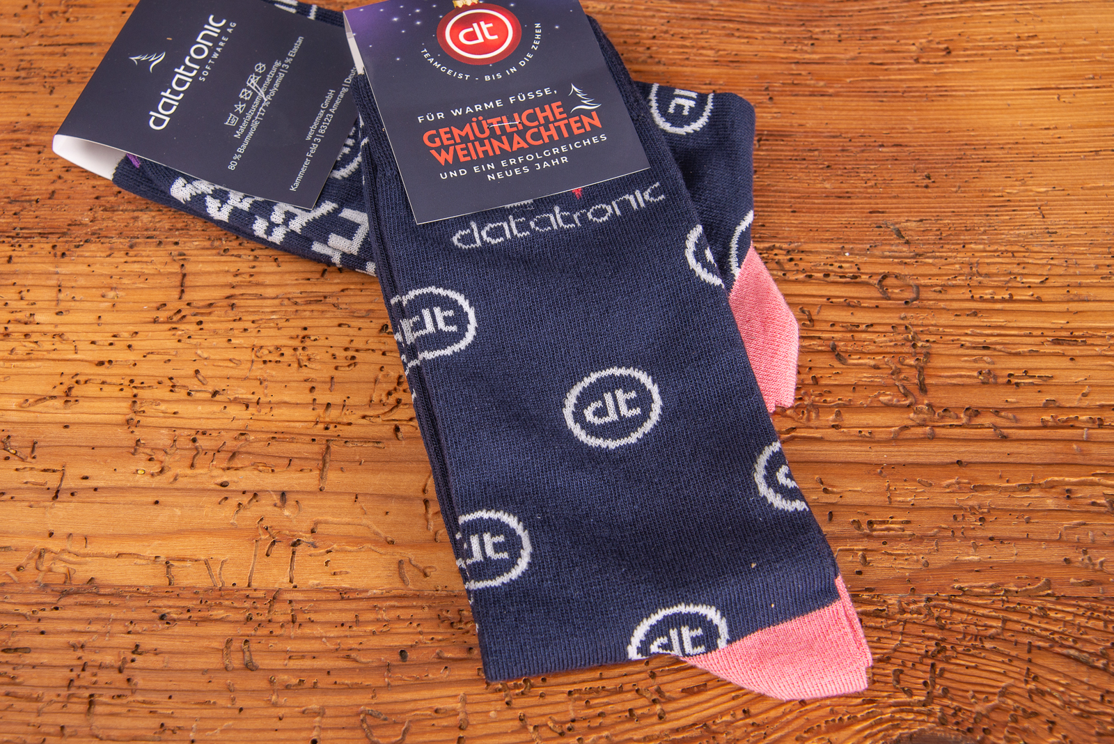 Business Socken mit Logo in ihrem Corporate-Design als Mitarbeitergeschenk.