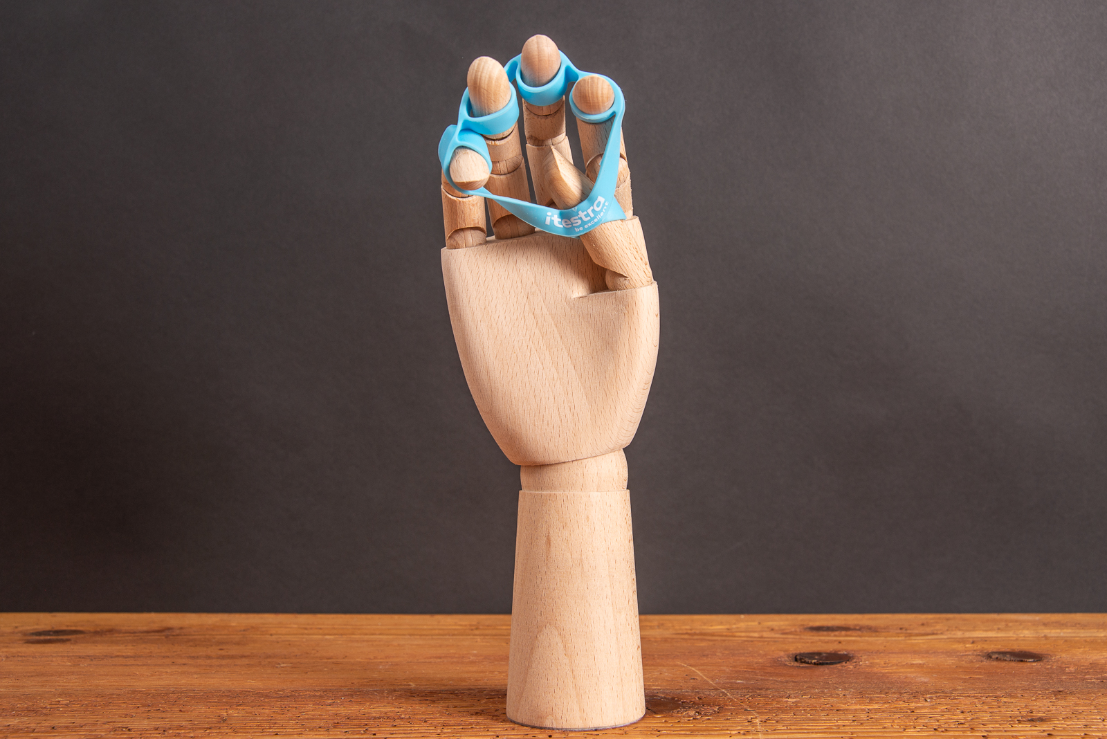 Finger Gym blau mit Logodruck als Werbemittel auf Hand gespannt.