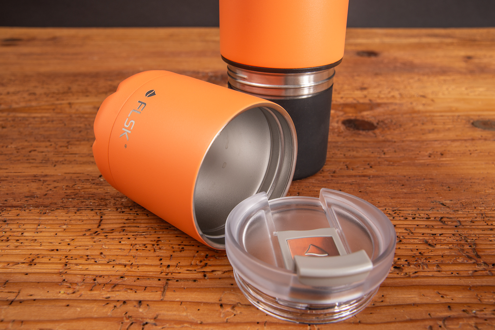 Auslaufsichere Trinkflasche mit Becher von FLSK mit 700ml Volumen und dichtem Deckel als nachhaltiges Mitarbeitergeschenk