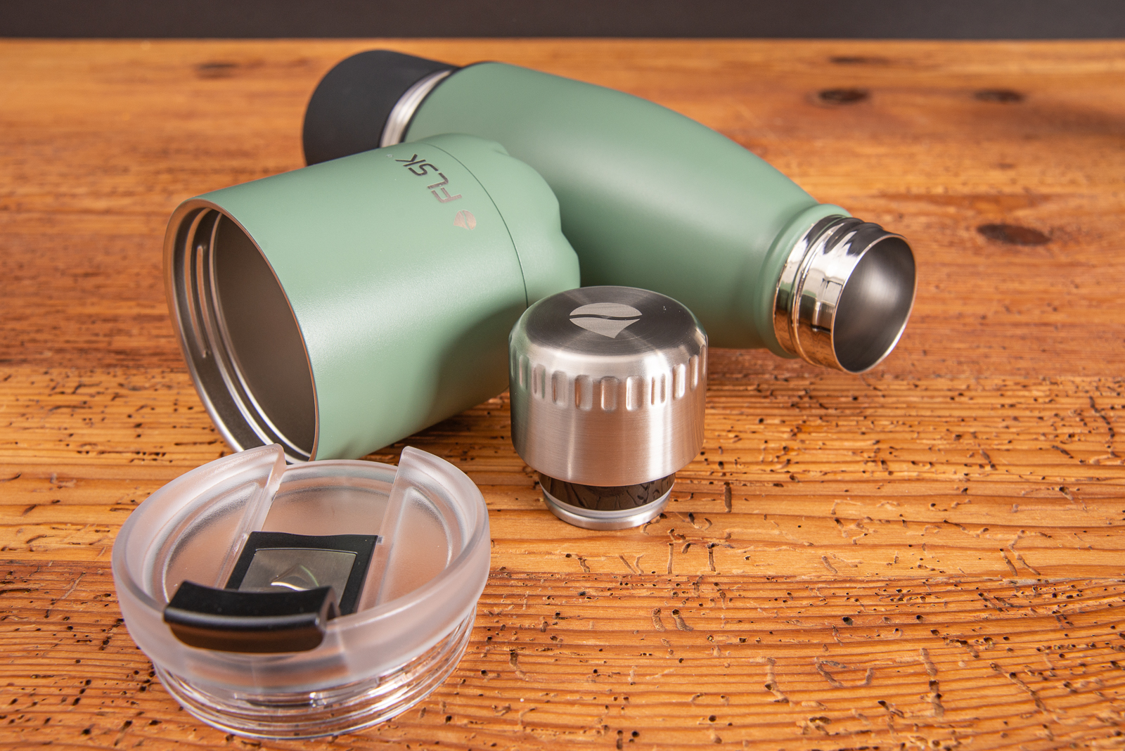 Nachhaltige, gr&uuml;ne Isolierflasche von FLSK mit dem Zusatznutzen eines extra Bechers, der im Boden integriert ist und mit extra Coffee2Go Deckel als nachhaltiges Kundengeschenk