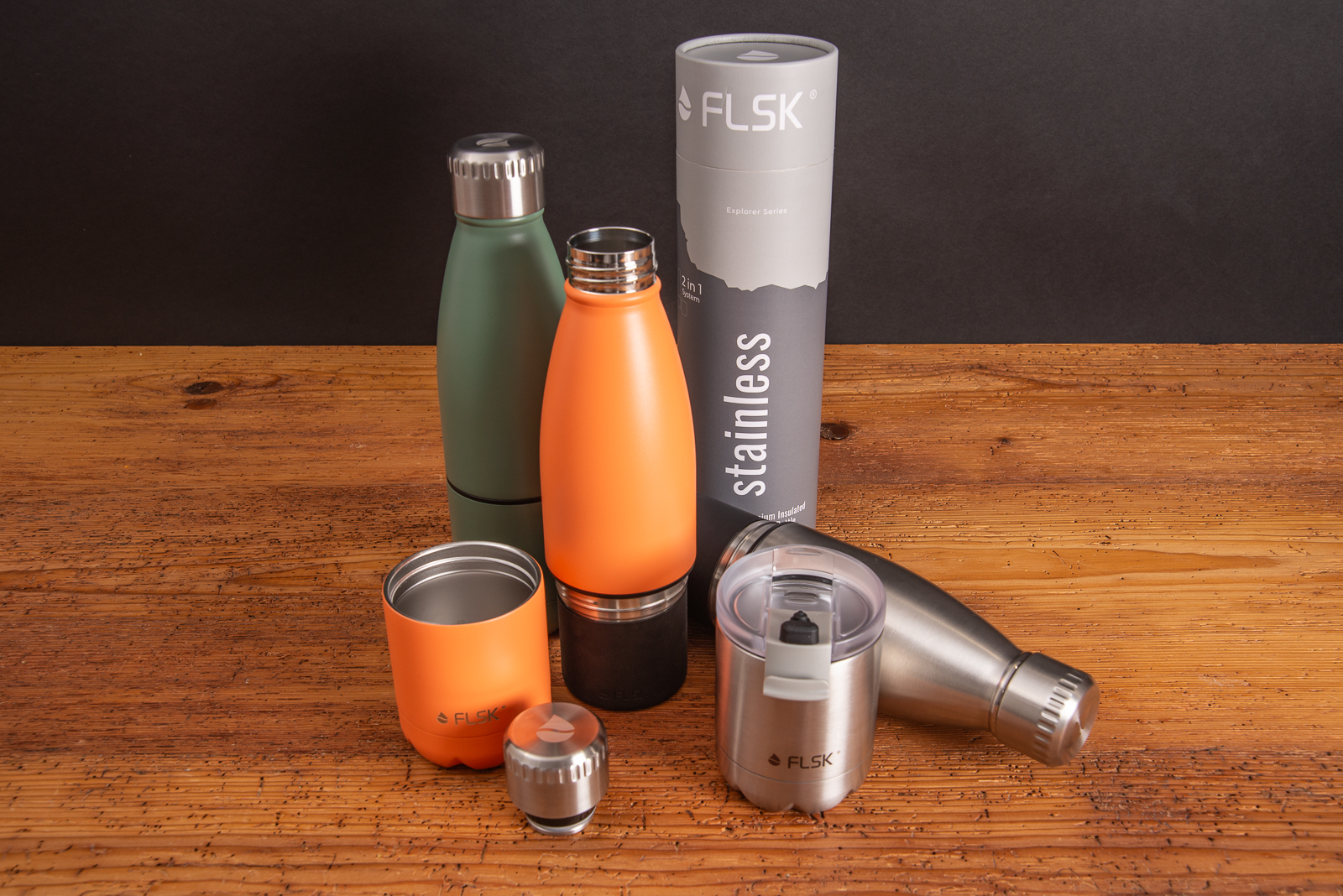 Innovatives Konzept einer Thermoskanne von FLSK aus Edelstahl mit abnehmbaren Becher als hochwertiges Werbegeschenk