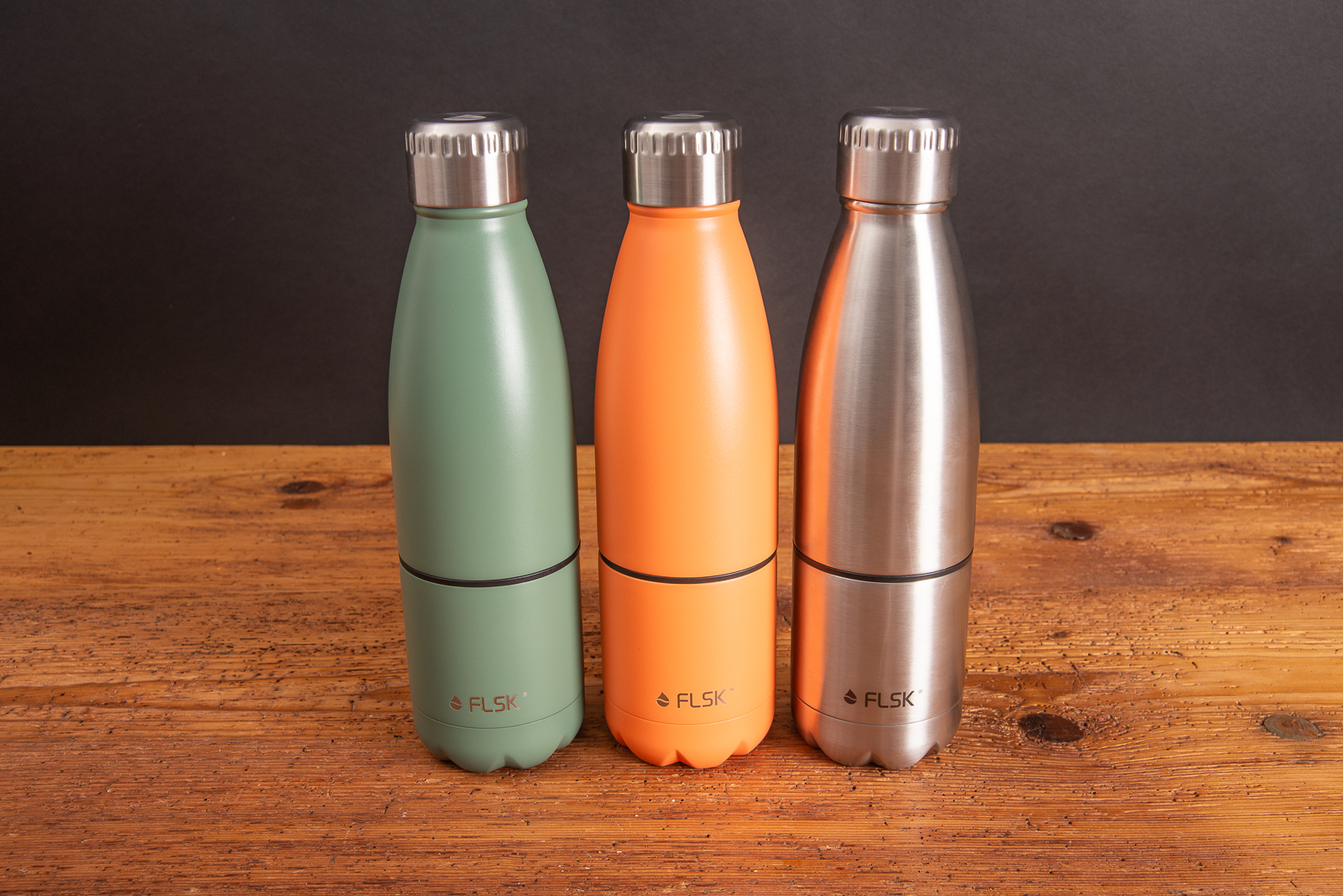 FLSK Trinkflaschen mit Becher in den Farben Gr&uuml;n, Orange und Silber als hochwertiges Mitarbeitergeschenk mit Gravur