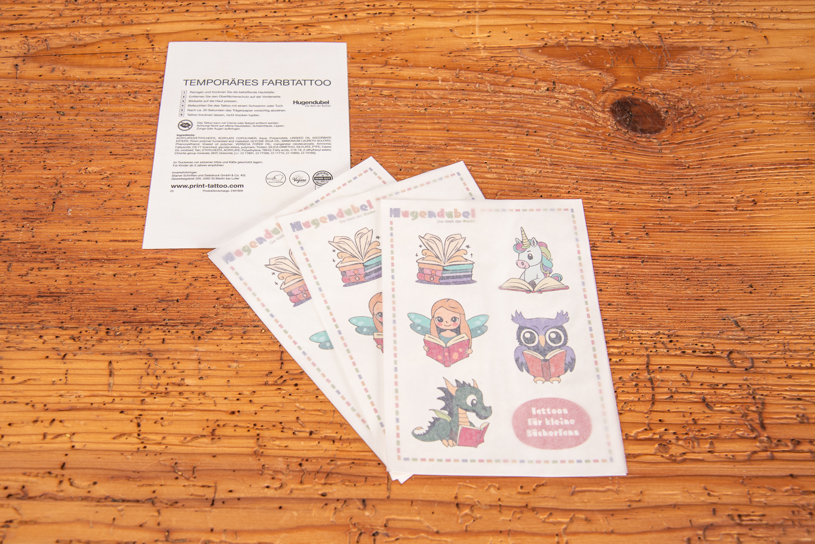 Klebetattoos Referenz Hugendubel als Streuartikel oder Zugabe als Holztisch pr&auml;sentiert inkl. R&uuml;ckseite.