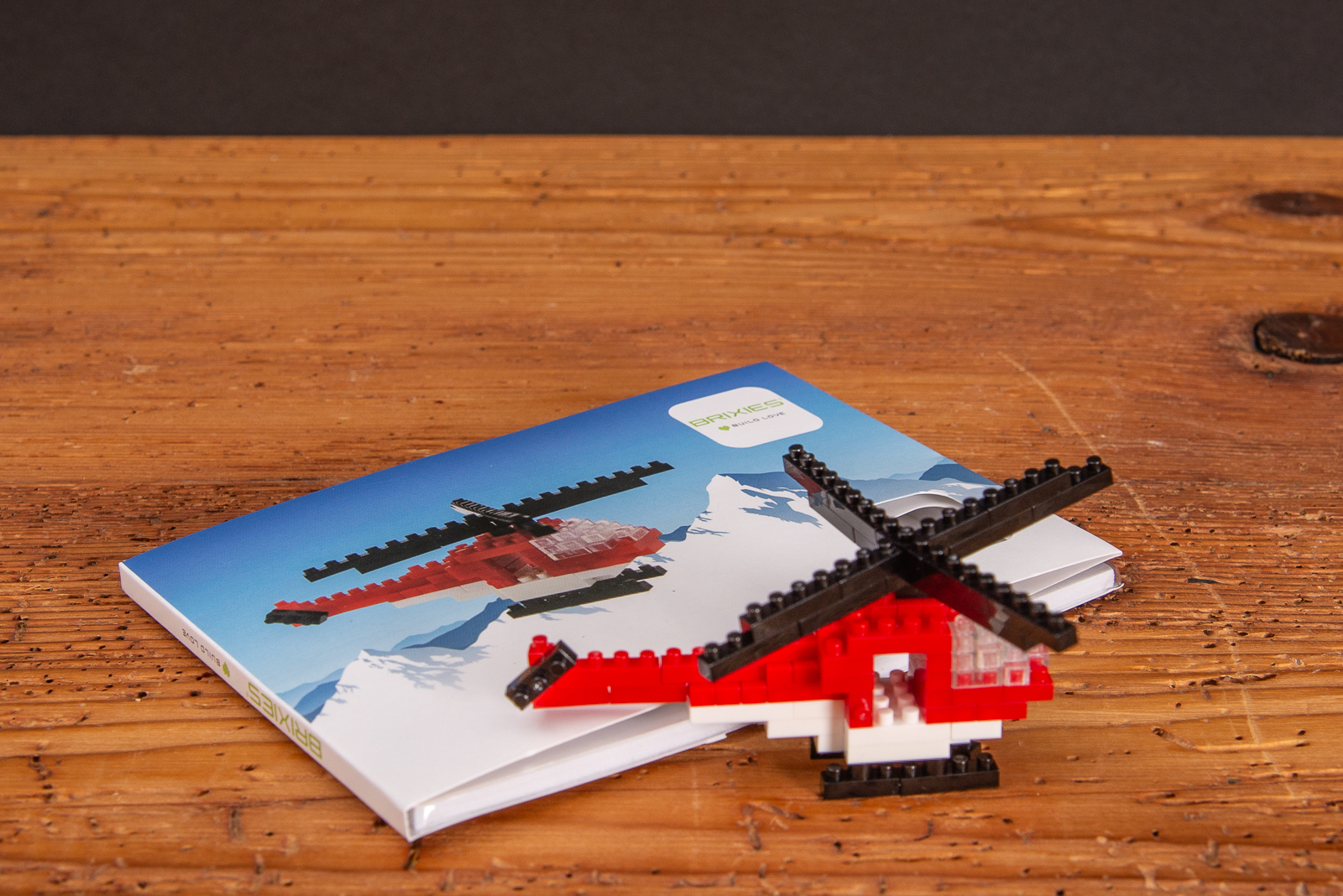 Klemmbausteine Brixxies als Postcard-Mailing Hubschrauber.