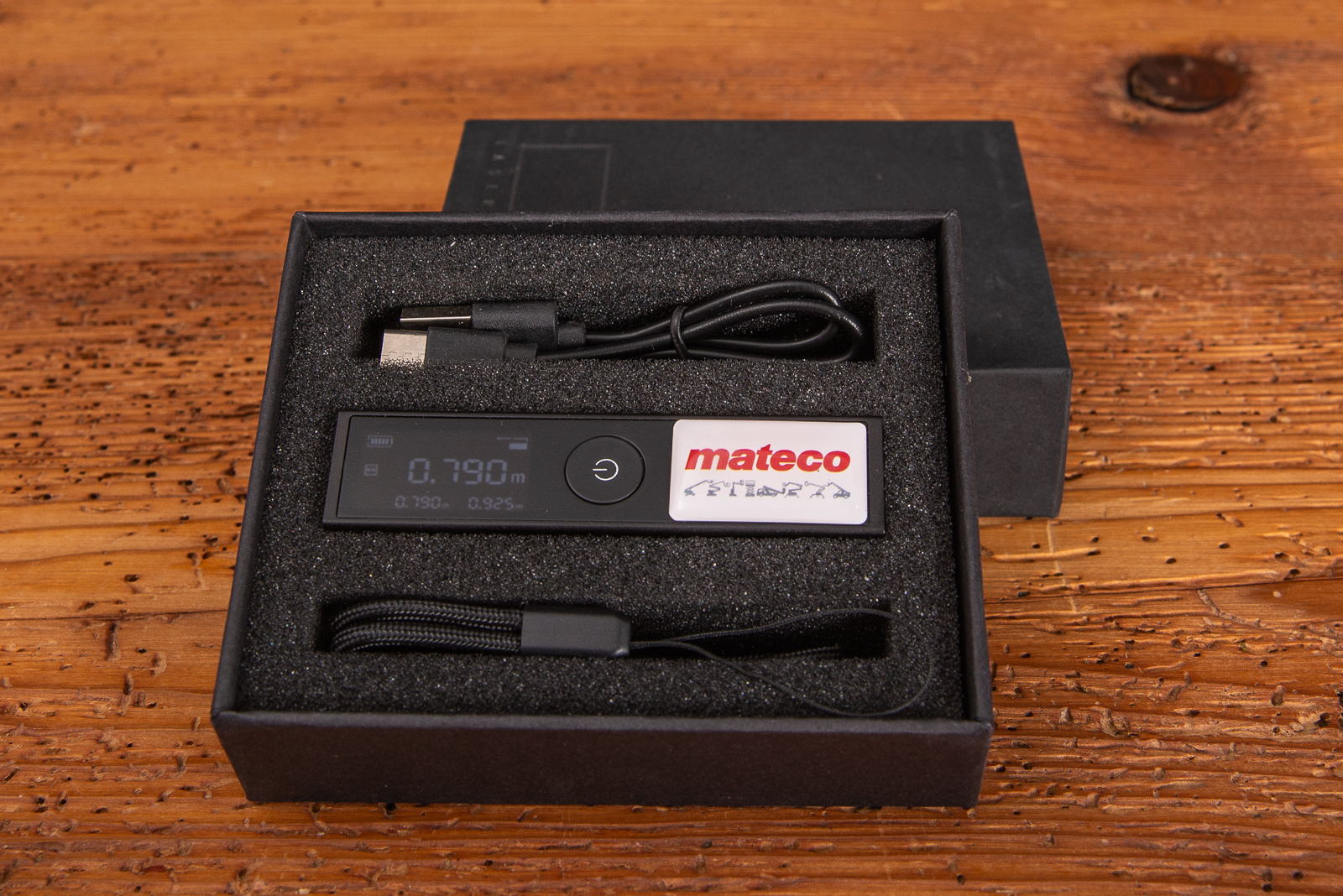 Laserdistanzmesser mit Logo-Doming in Geschenkbox als Werbegeschenk.