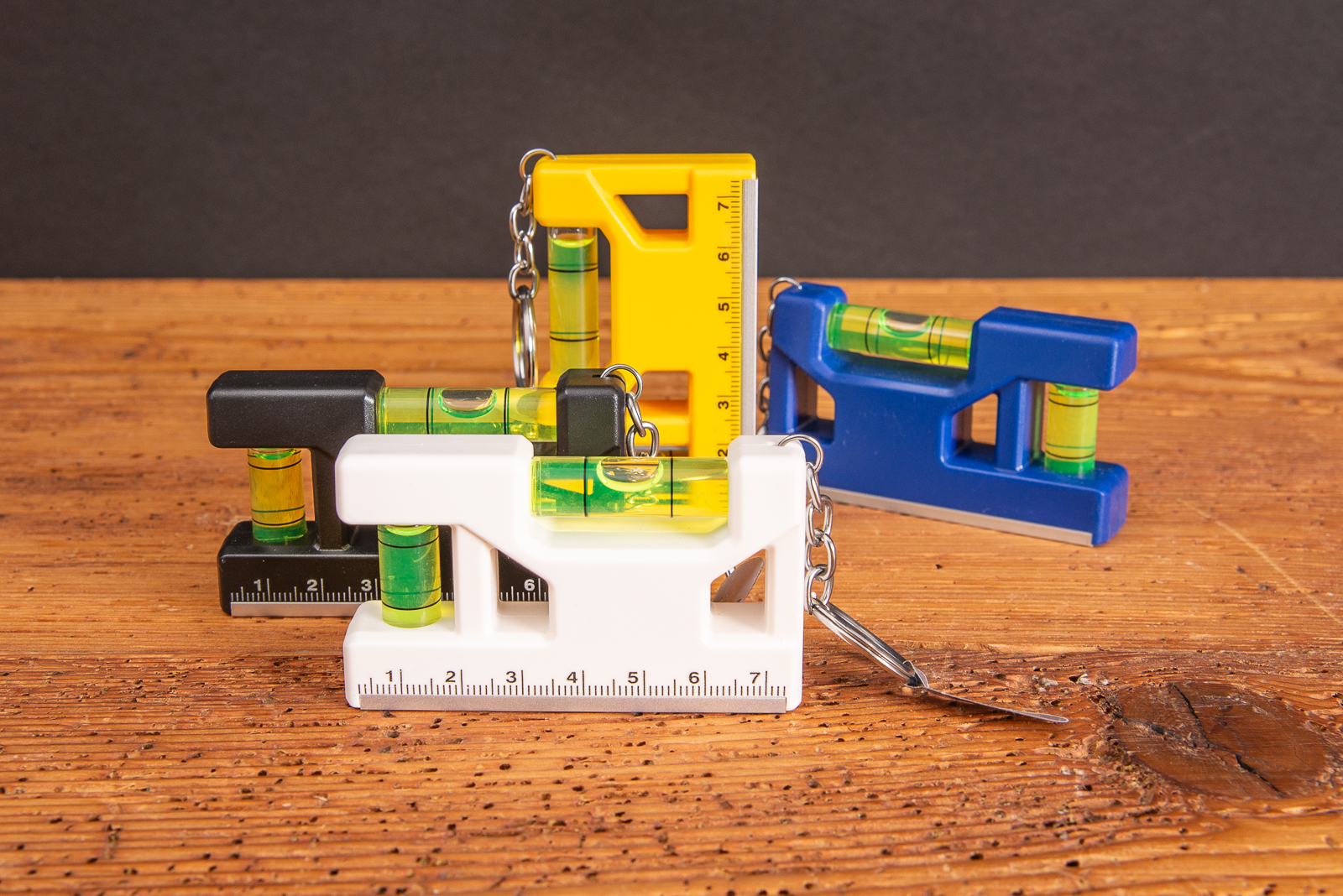 Vier farbige Mini Wasserwaagen als Streuartikel f&uuml;r Messen.