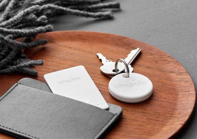 Werbegeschenk Schl&uuml;sselfinder - Chipolo Key Pop in Wei&szlig; auf Holztablett.