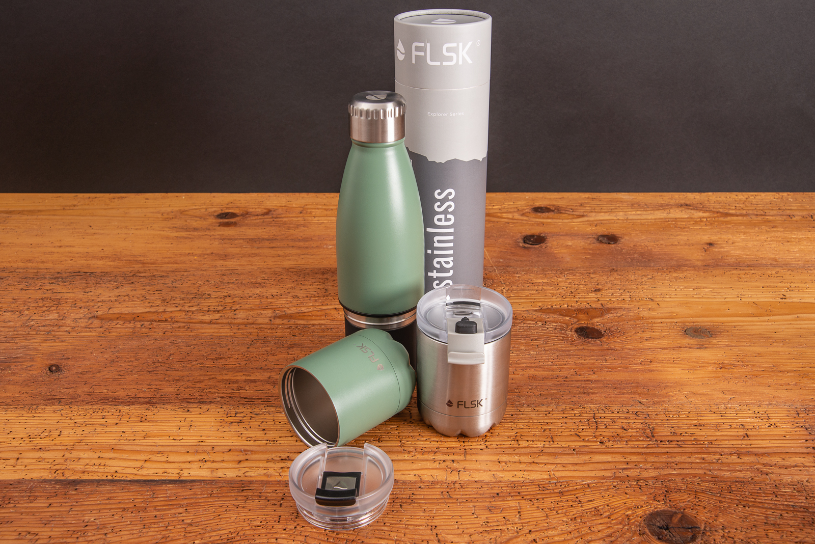 Gr&uuml;ne Trinkflasche aus rostfreiem Edelstahl, isolierender Wirkung und toller Logogravur als hochwertiges Mitarbeitergeschenk auf Holztisch