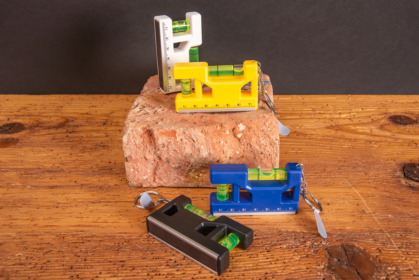 Vier bunte Mini Wasserwaagen f&uuml;r den Schl&uuml;sselbund als Werbeartikel.