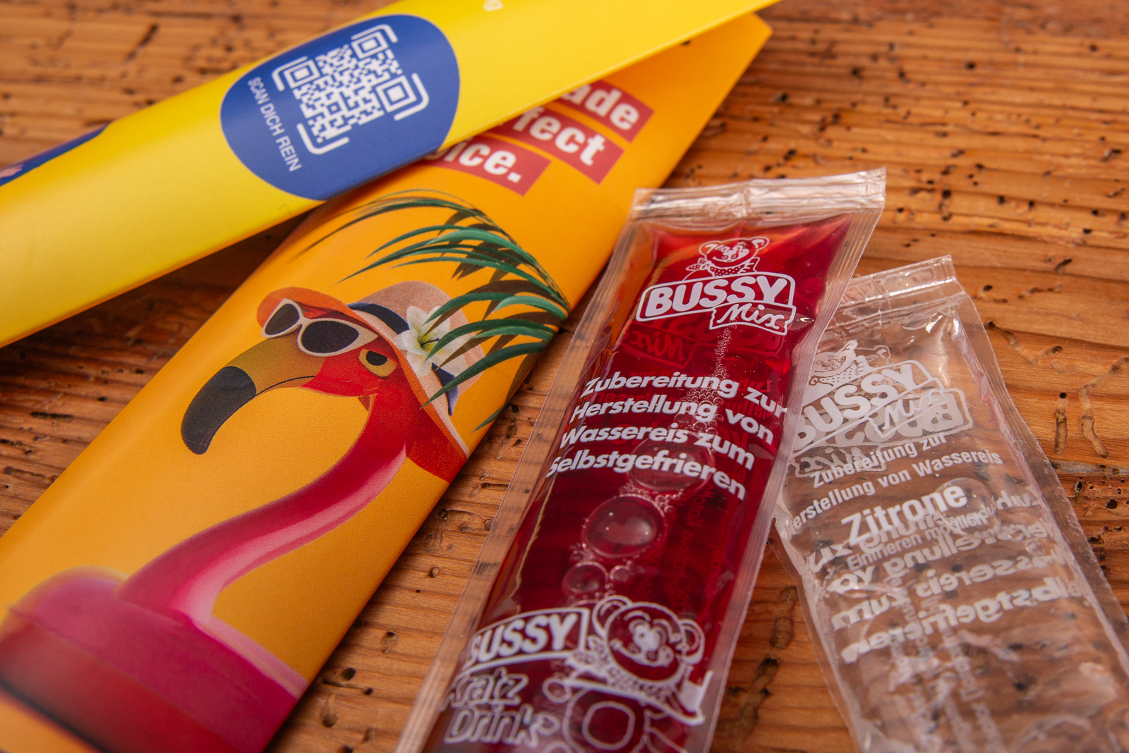 Erwecken Sie den Geist der Kindheit, mit dem Bussy Wassereis in 5 leckeren Sorten. Sommerlicher Messeartikel mit einer gro&szlig;en Werbefl&auml;che. 