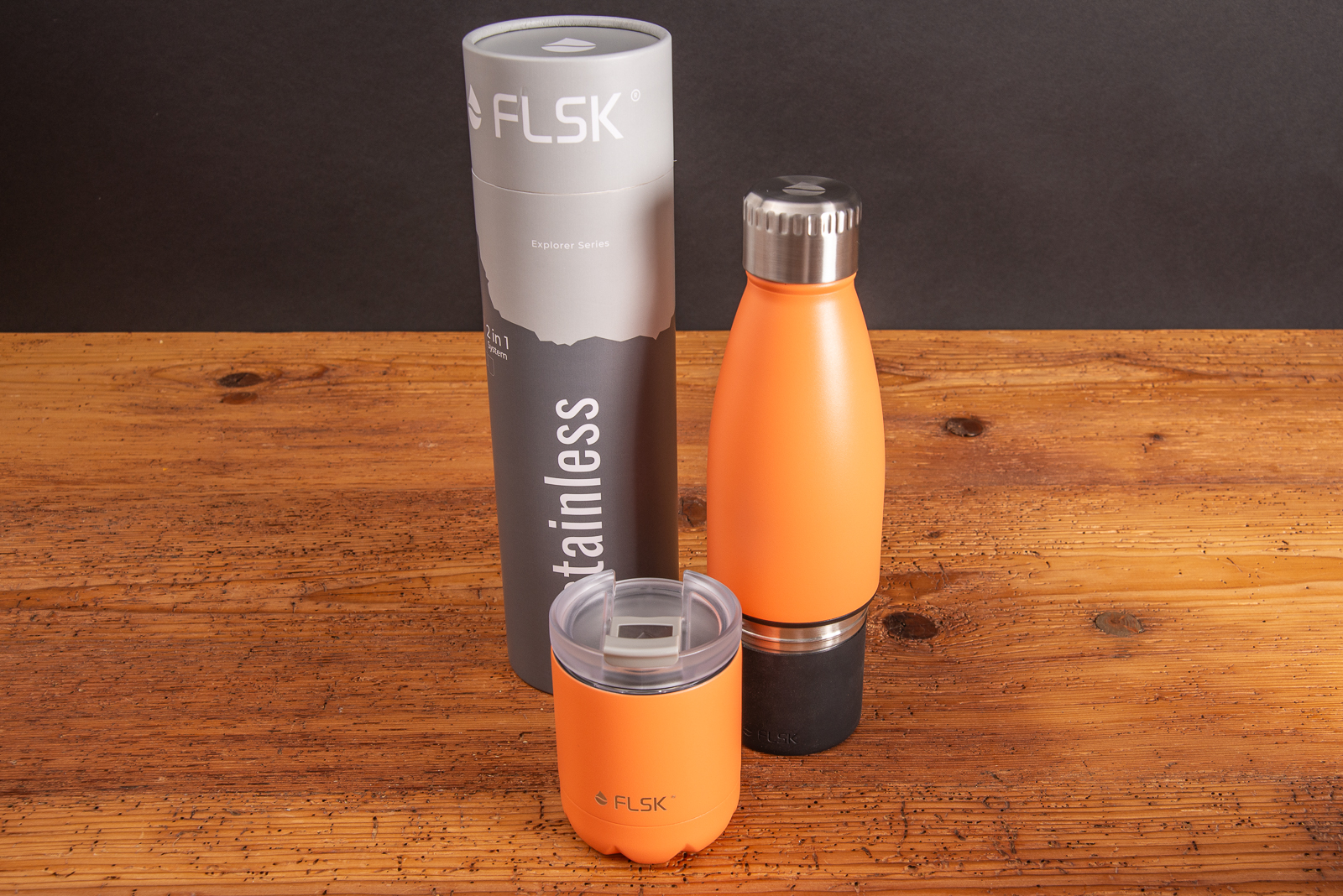 Orangefarbene FLSK Thermoflasche mit Becher als Mitarbeitergeschenk mit Logogravur und Geschenkverpackung