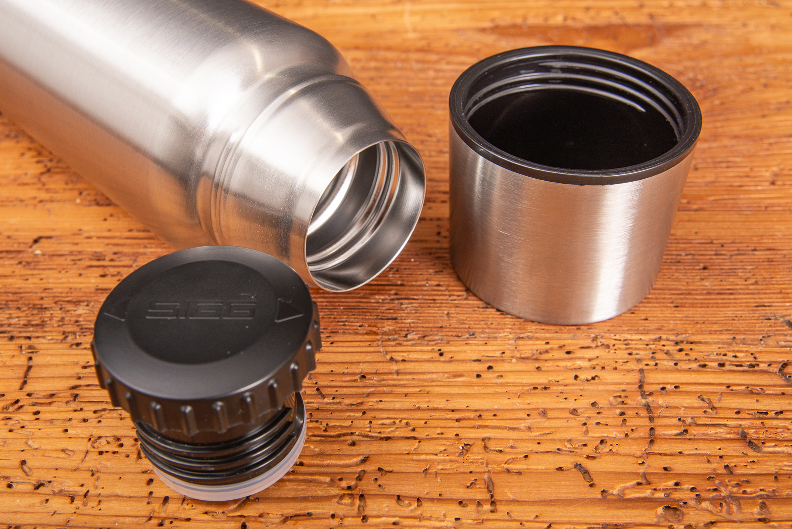 Isolierflasche mit integriertem Deckel von Sigg online kaufen. Jetzt mit Logo als hochwertiges Mitarbeitergeschenk bestellen. 