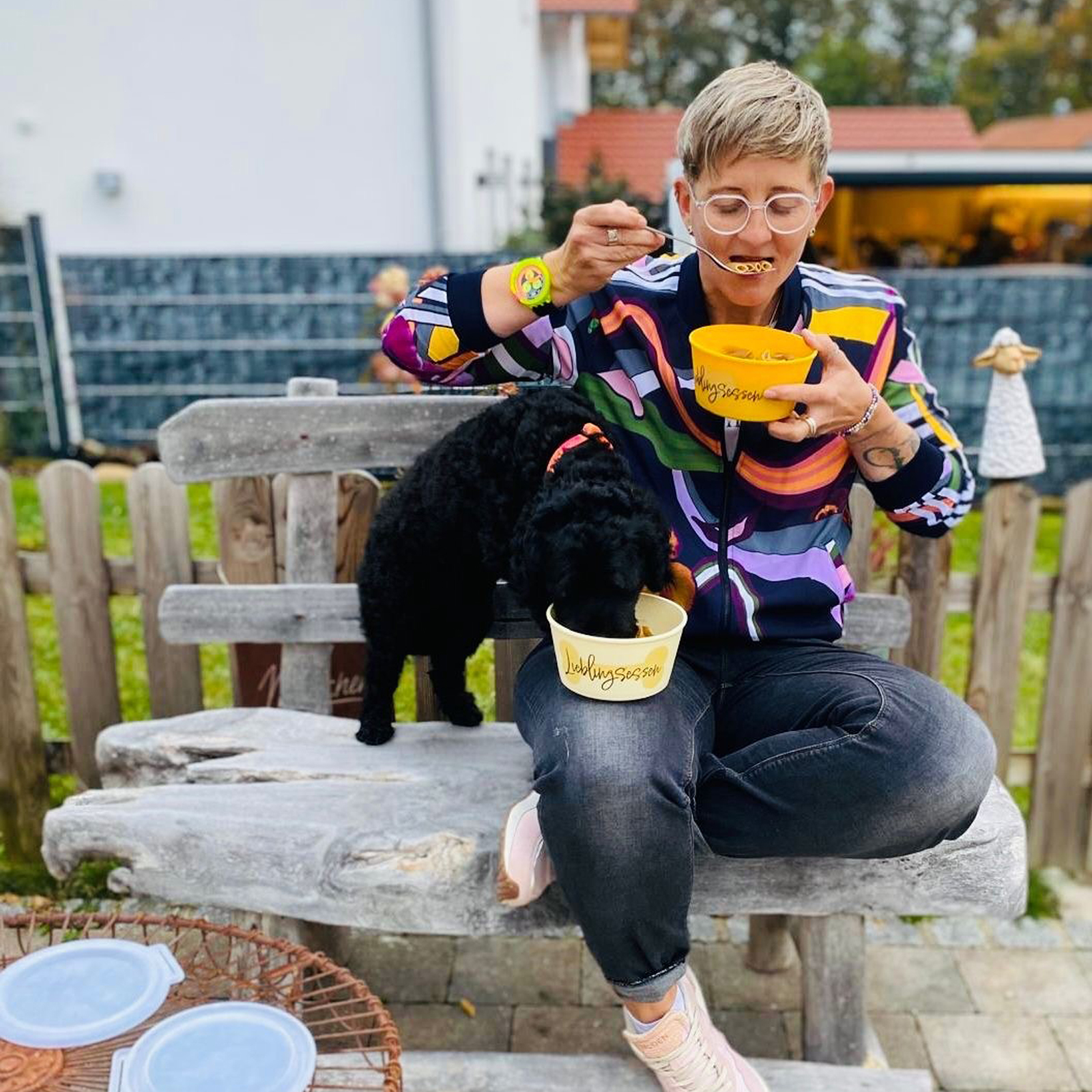 werbemax Kollegin Nadine mit Hund und den koziol Nora Box beim Essen. 