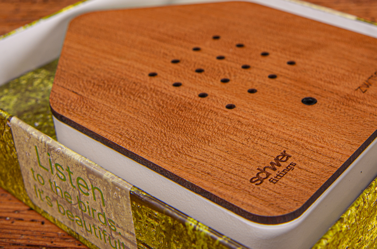 Zwitscherbox mit graviertem Logo Referenz Schwer Fittings.