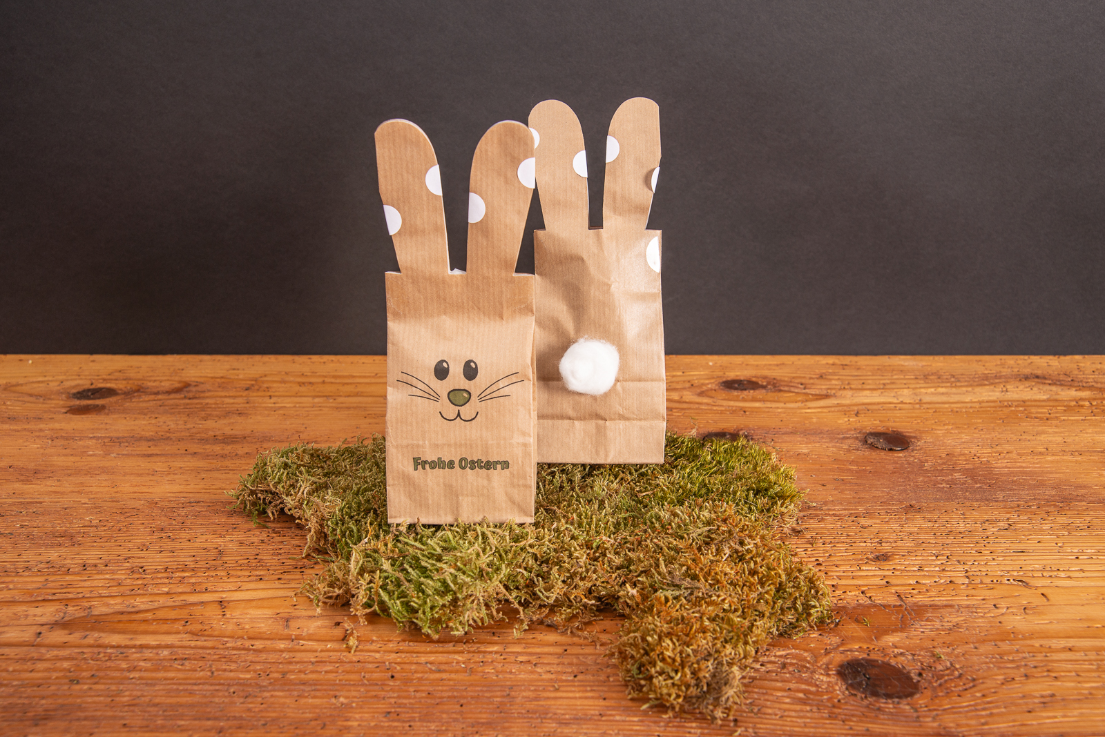 S&uuml;&szlig;e Osterhasen-S&uuml;&szlig;igkeitent&uuml;te Bunny Bag als Mitarbeitergeschenk auf Holztisch.