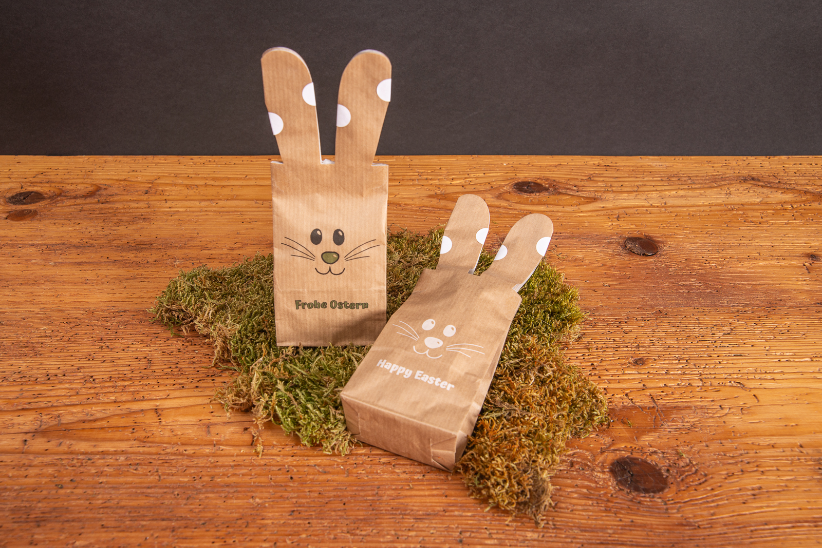 Bunny Bag Ostert&uuml;te als Werbeartikel mit Logodruck auf Holztischplatte..