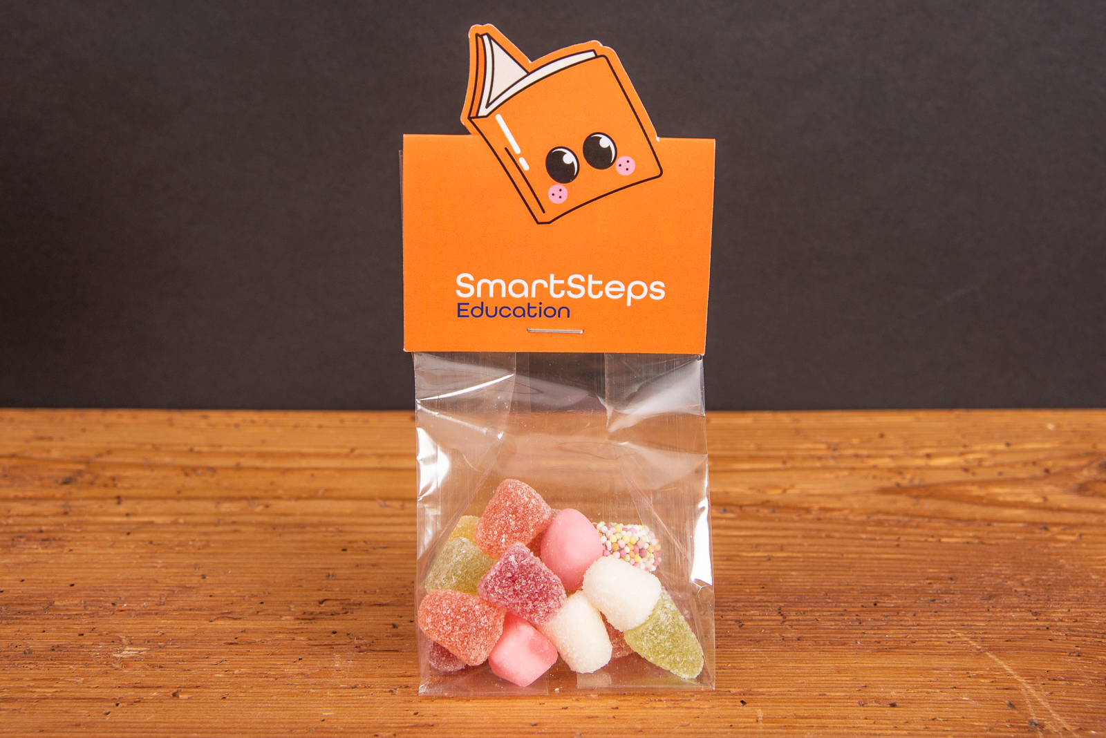 Saure Fruchtgummi im individuellen Blockbeutel mit Logostanzung ganz nach Ihren Vorgaben. Hier am Beispiel eines Buches. 