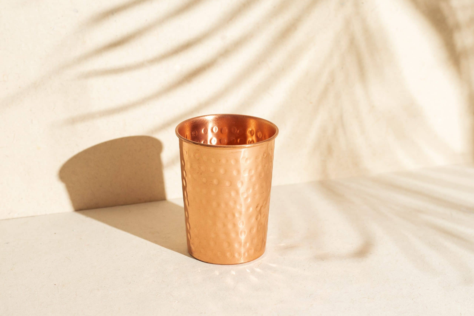 Geh&auml;mmerter Kupferbecher von Forrest & Love als Werbeartikel.