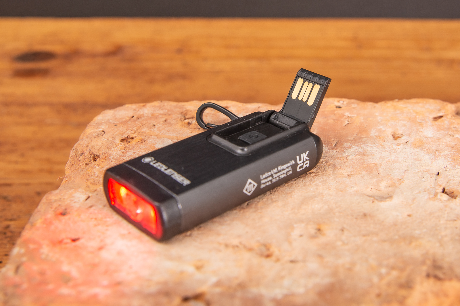 LED Lenser Schl&uuml;sselbundleuchte mit rotem und wei&szlig;em Licht. 