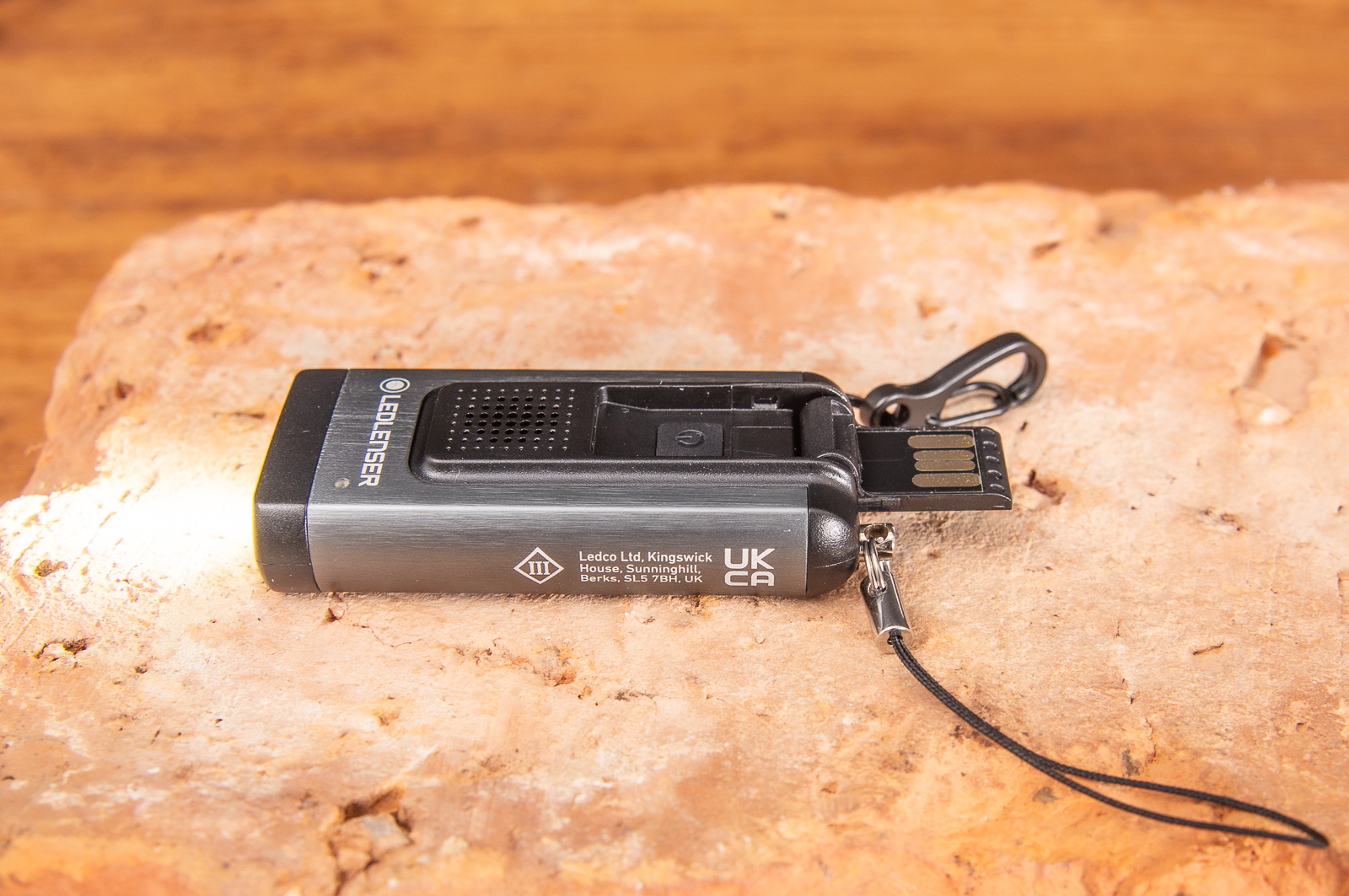 Taschenlampe von LED Lenser zum wiederaufladen via USB-Anschluss der praktisch an der Taschenlampe ausklappbar ist. 