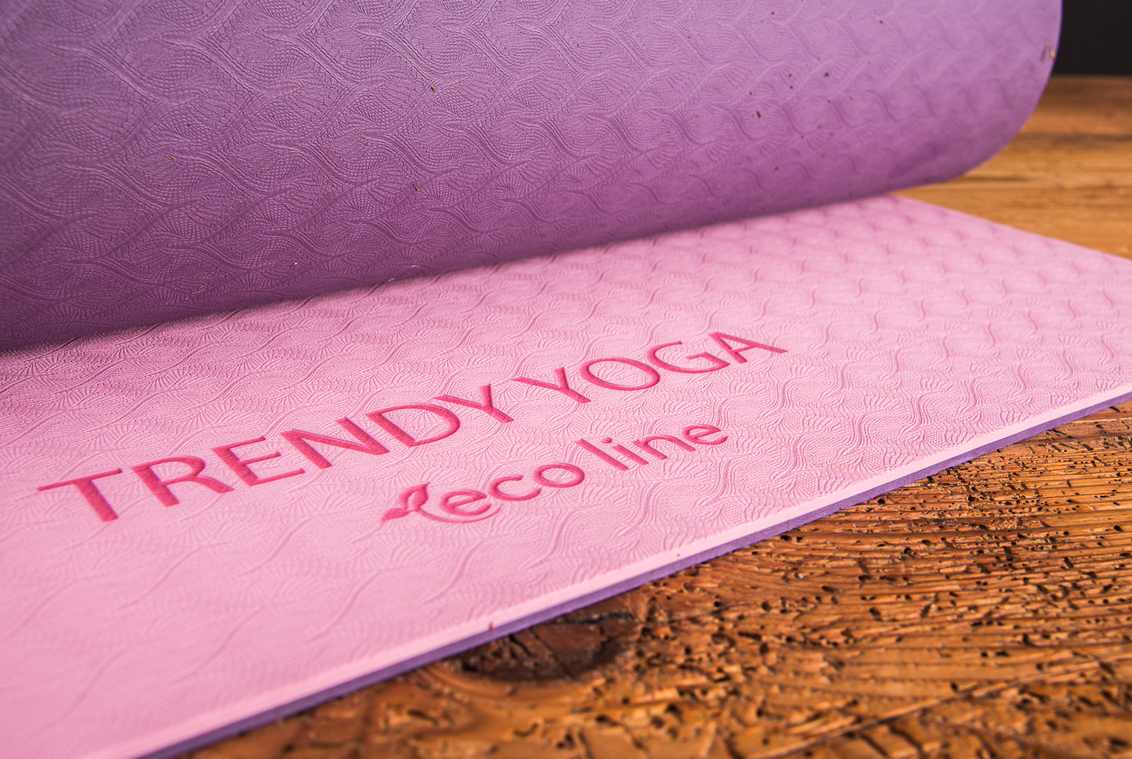 Detailansicht der Yogamatte Ecoline in Rosa. Mit Logo bedruckt als hochwertiges Kunden- oder Mitarbeitergeschenk f&uuml;r Gesundheit, Ausgeglichenheit und Fitness.