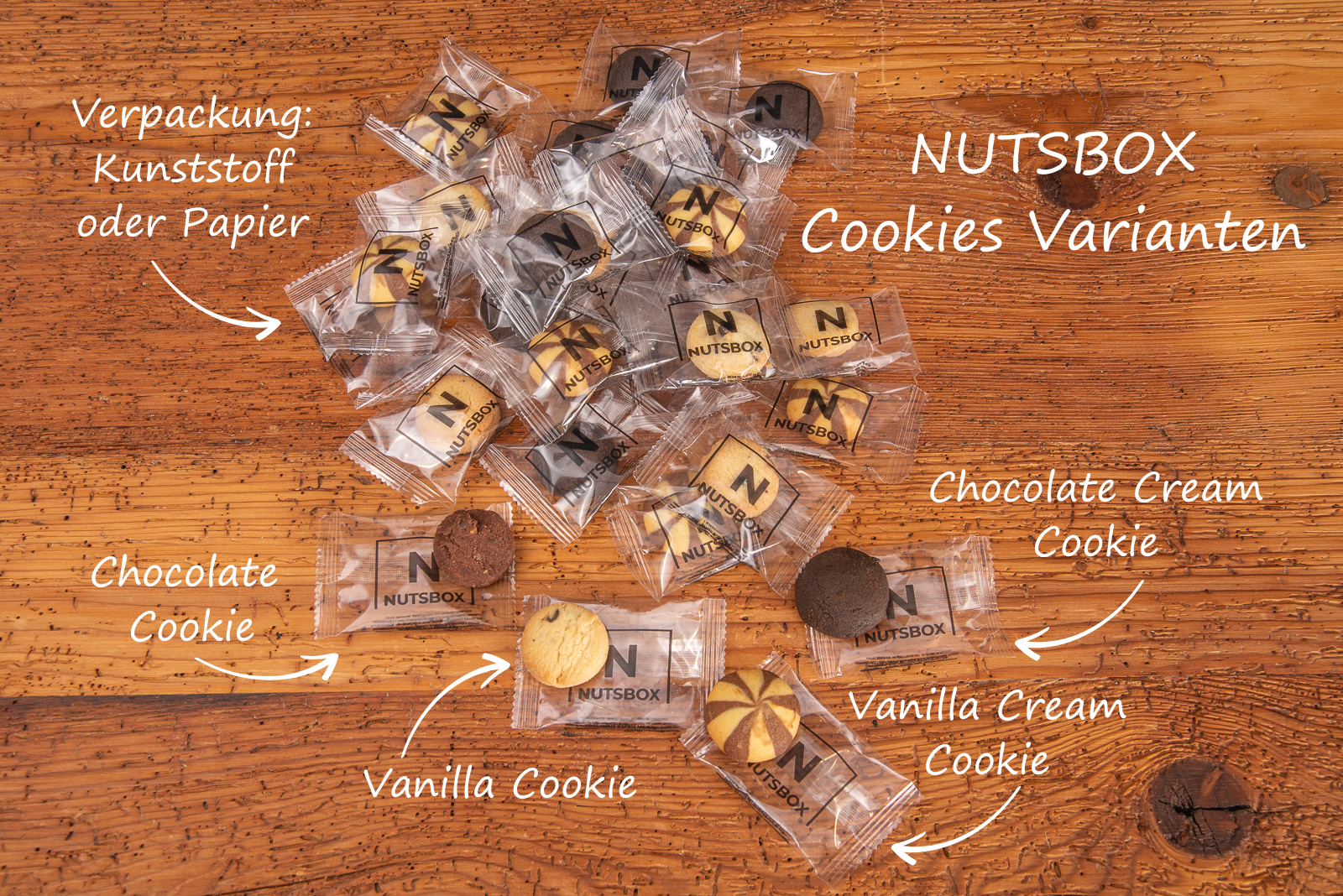 Leckere Cookies, einzeln verpackt im Flowpack als g&uuml;nstige Streuartikel, zur Messebewirtung oder f&uuml;r Tagungen mit Detailbeschriftung auf Holztisch. 