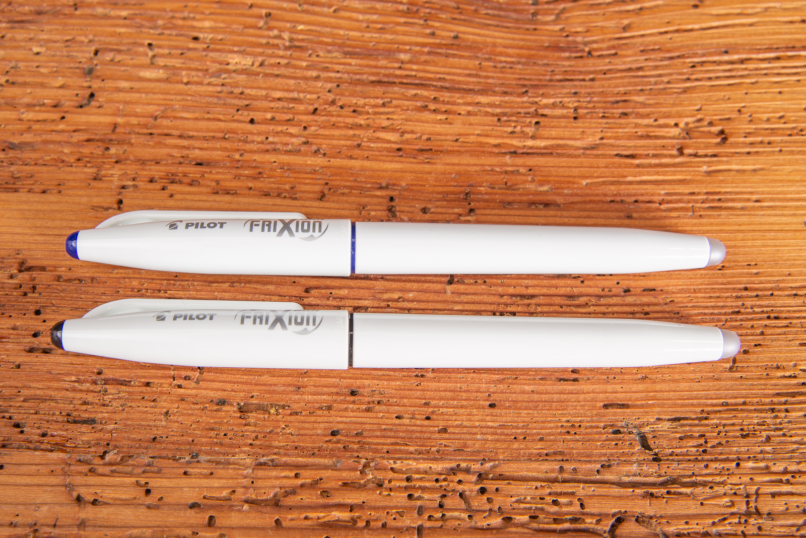 wei&szlig;er Frixion Ball in den Schreibfarben schwarz oder blau. Jetzt mit gro&szlig;er Werbefl&auml;che als Messegeschenk und f&uuml;r Bewerbermarketing einsetzten. 