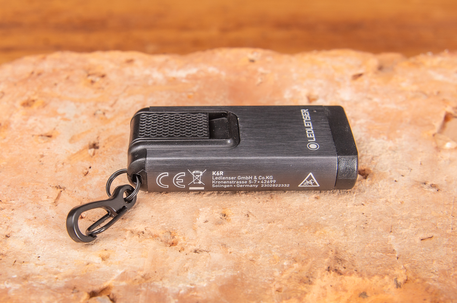 Wiederaufladbare Taschenlampe von LED Lenser mit kabelloser USB-A Schnittstelle. 