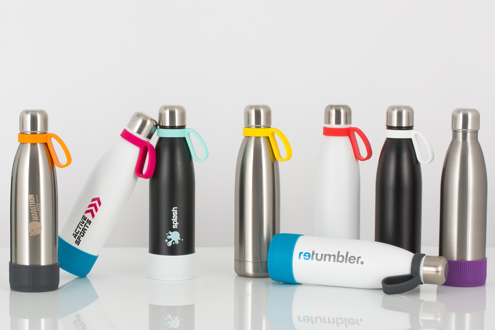 Thermotrinkflaschen mit bunten Schlaufen und Logodruck als Werbeartikel.