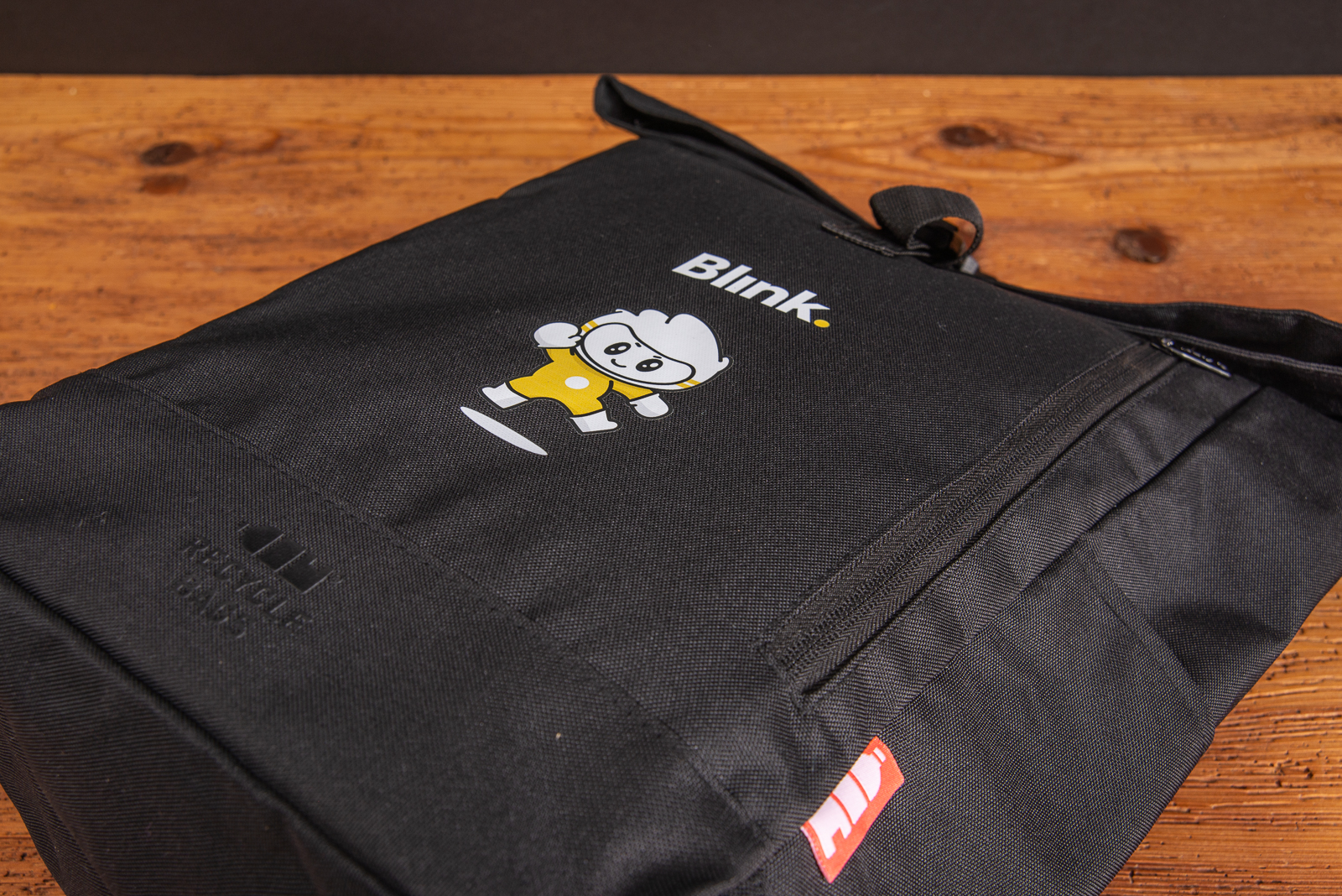 Schwarzer Rolltop-Rucksack mit Logodruck als Werbeartikel.