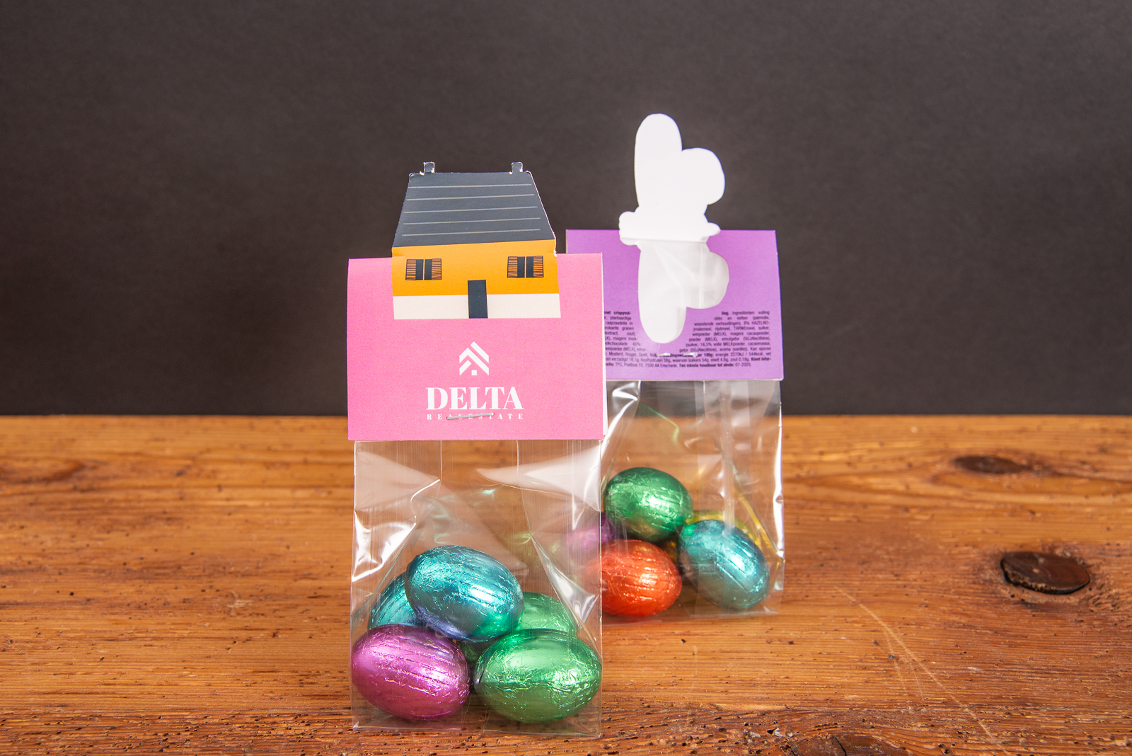 Bunte Schokoladeneier in einer transparenten Blockt&uuml;te. Der Kartonheader in Hausform ist ein besonderer Hingucker. 