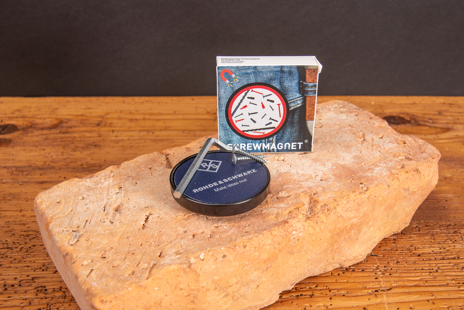 Schraubenmagnet mit Logodruck als Werbemittel.