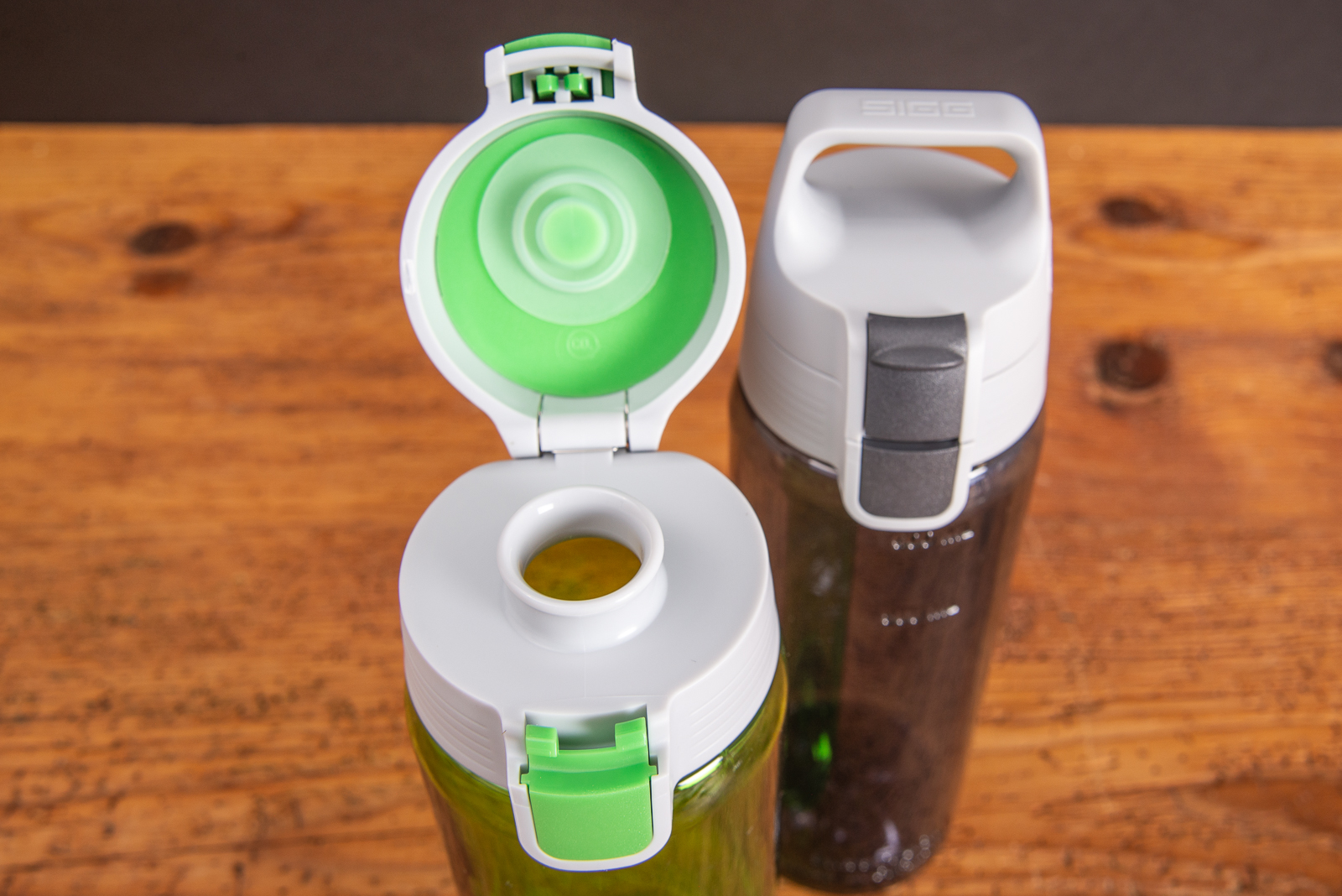 SIGG Total Color Trinkflasche mit neuem Verschluss. Design und Funktionalit&auml;t ist beim Qualit&auml;tshersteller SIGG gro&szlig; geschrieben. Jetzt die neuen Verschl&uuml;sse der Trinkflasche bei werbemax finden.