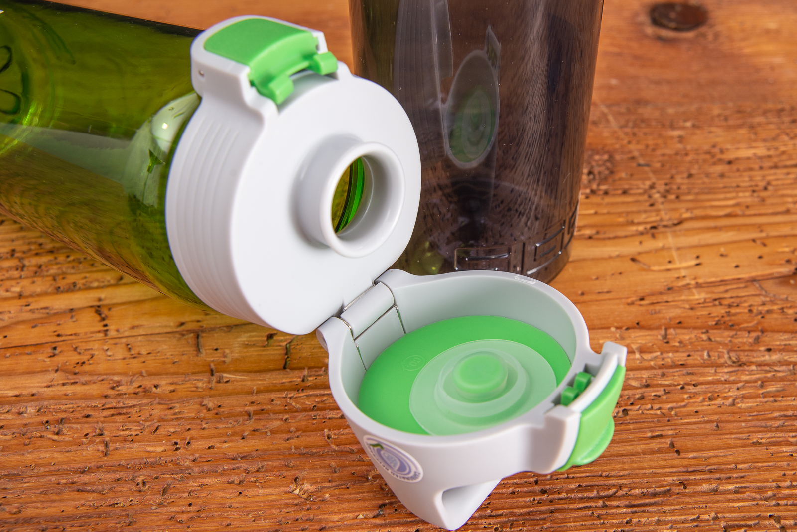 Nahaufnahme des neuen Verschlusses von SIGG. Die Total Color Trinkflasche 0,6l mit Logodruck