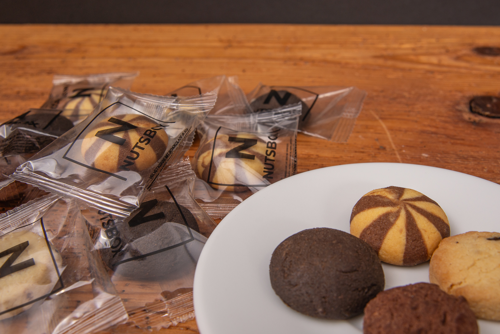 Runde Cookies mit Logoverpackung, einzeln verpackt als Messesnack, Giveaway oder g&uuml;nstige Streuartikel ausgepackt auf Teller.