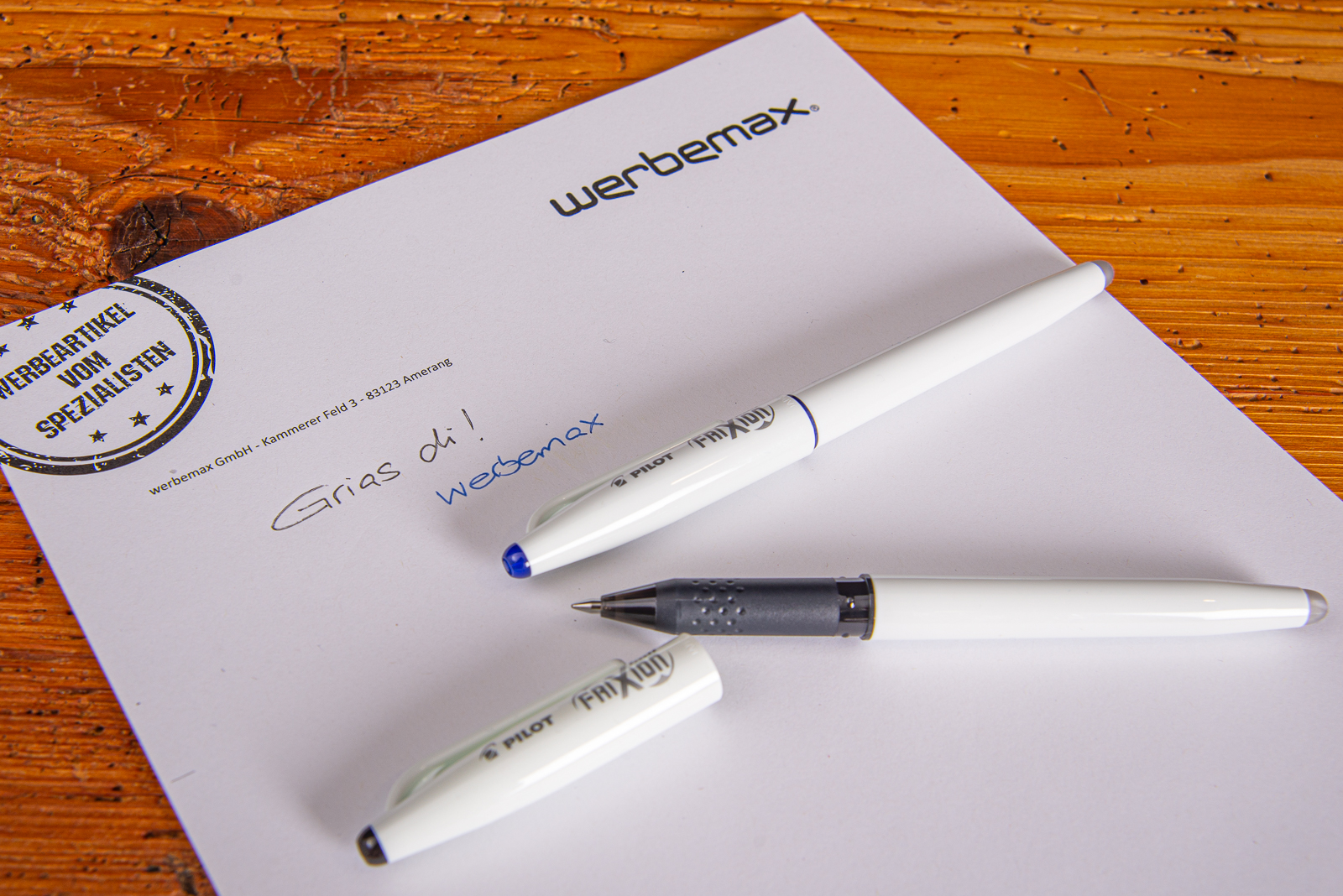 Leichtl&auml;ufiger Tintenschreiber mit Kappe. Der wei&szlig;e Frixion Ball kann jetzt auch mit Logo bedruckt werden. 