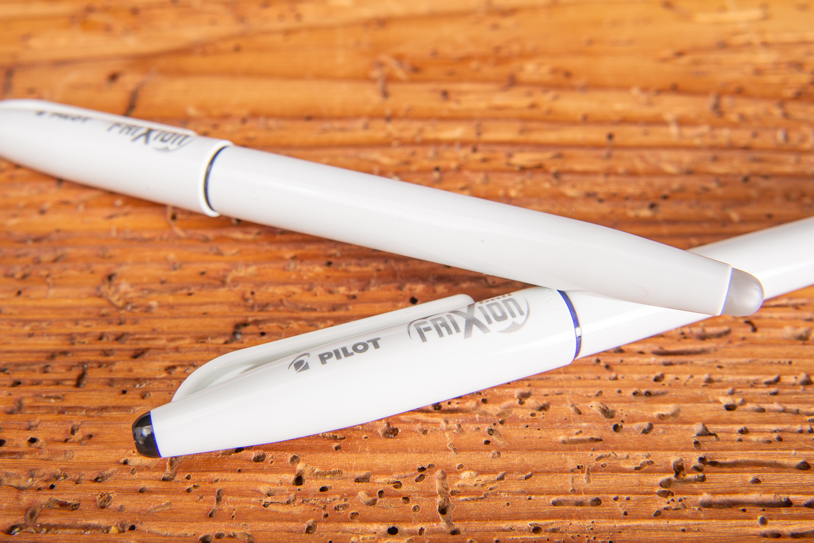 Radierbarer Tintenroller von Pilotpen in wei&szlig;. Am Stiftende befindet sich ein Radierer, der das Geschriebene einfach wieder radiert.