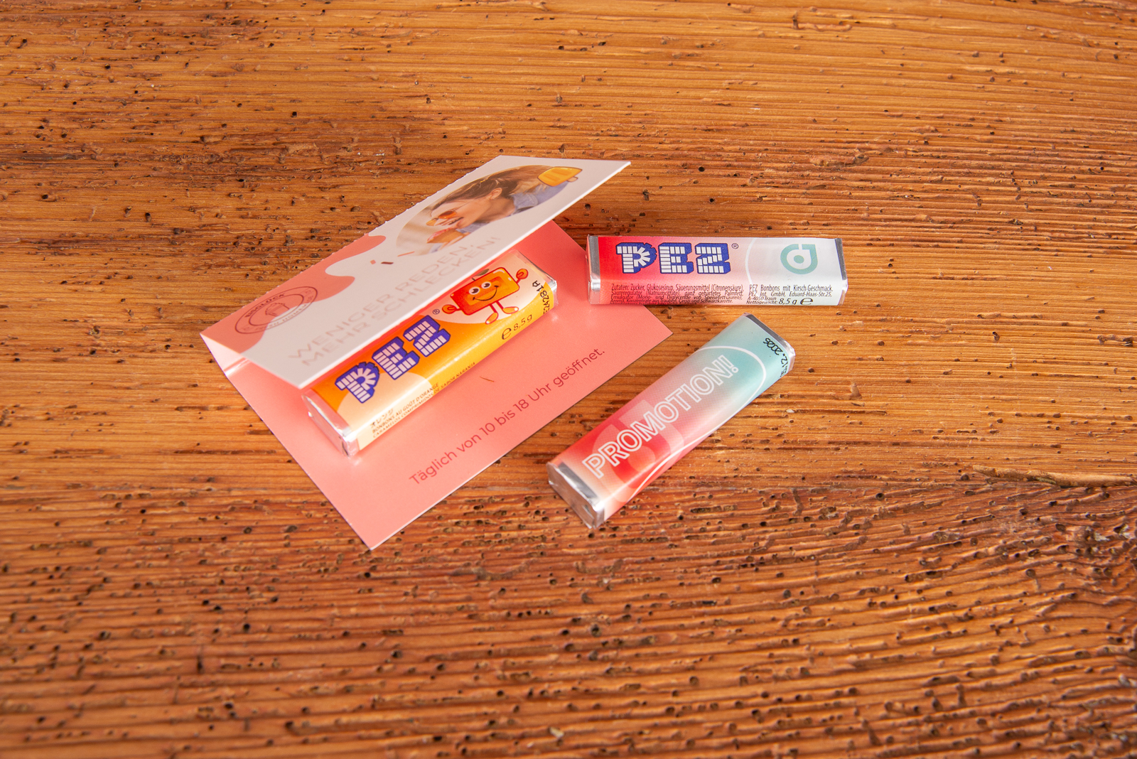 Werbekarte mit PEZ Bonbonriegel als Streuartikel.