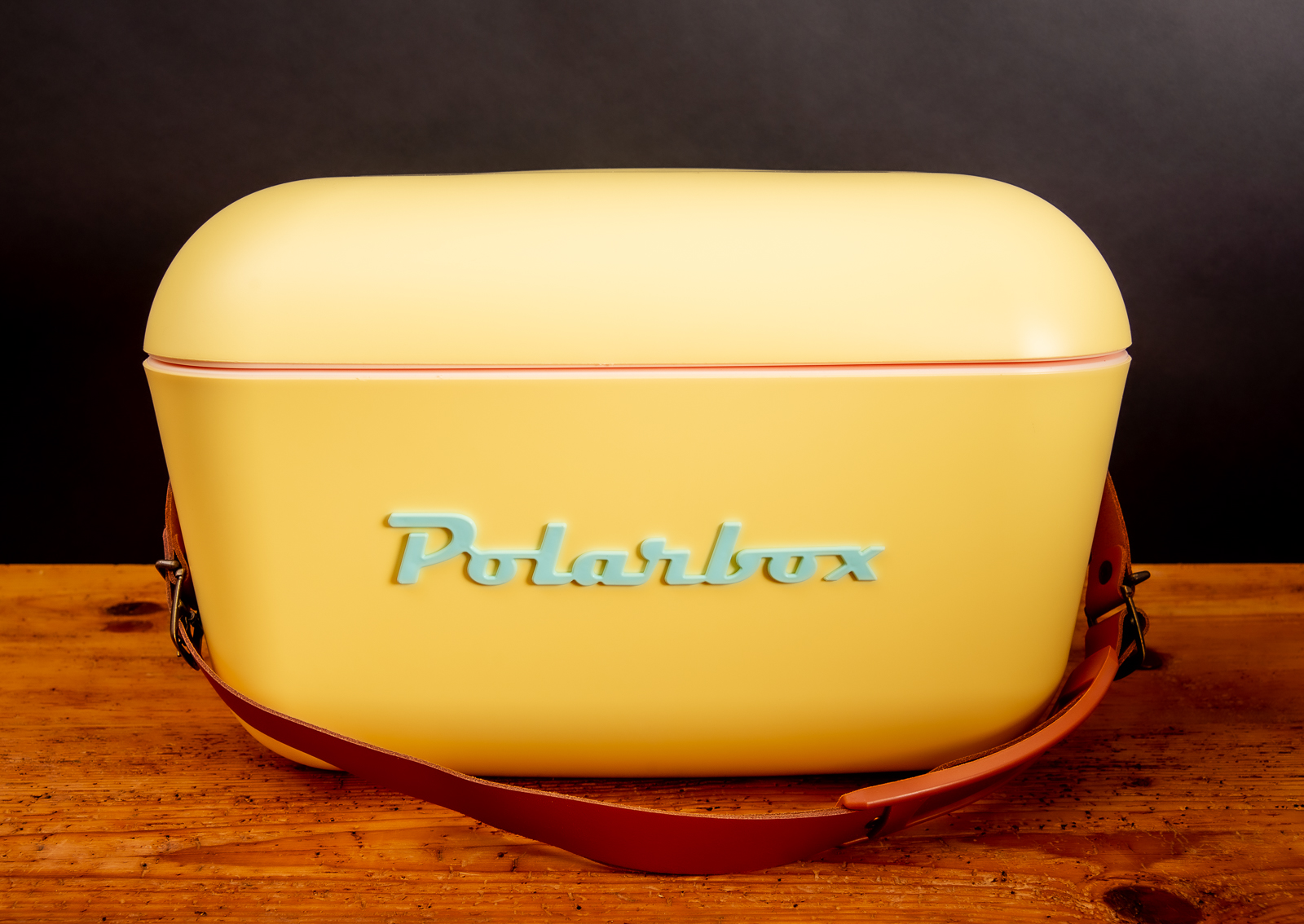 Polarbox Classic Yellow mit Ledertrageriemen mit gepolsterten Schulterteil.