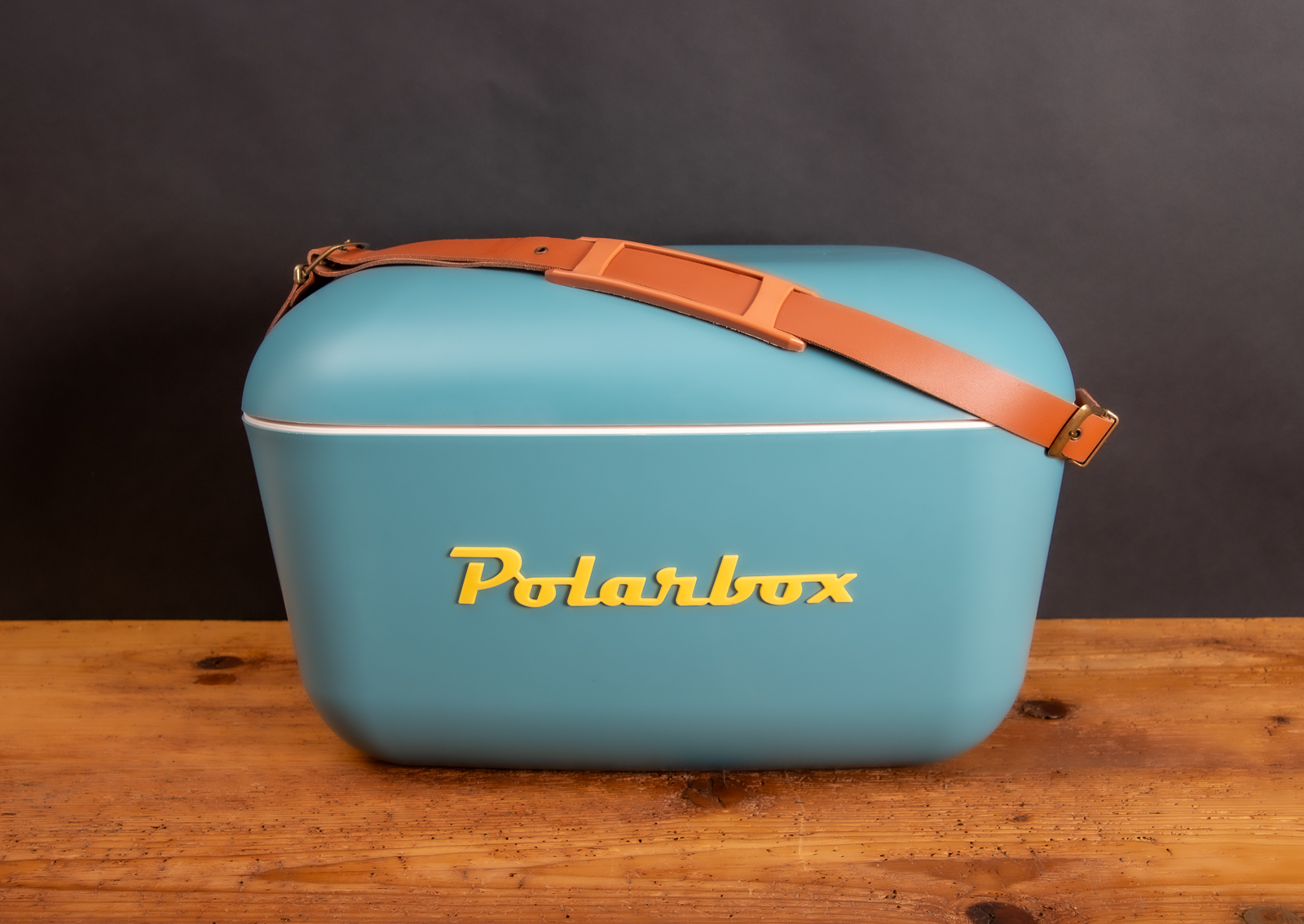 Hochwertiges Mitarbeitergeschenk, die K&uuml;hlbox Polarbox mit Ledertragegurt und wundersch&ouml;nem Design.