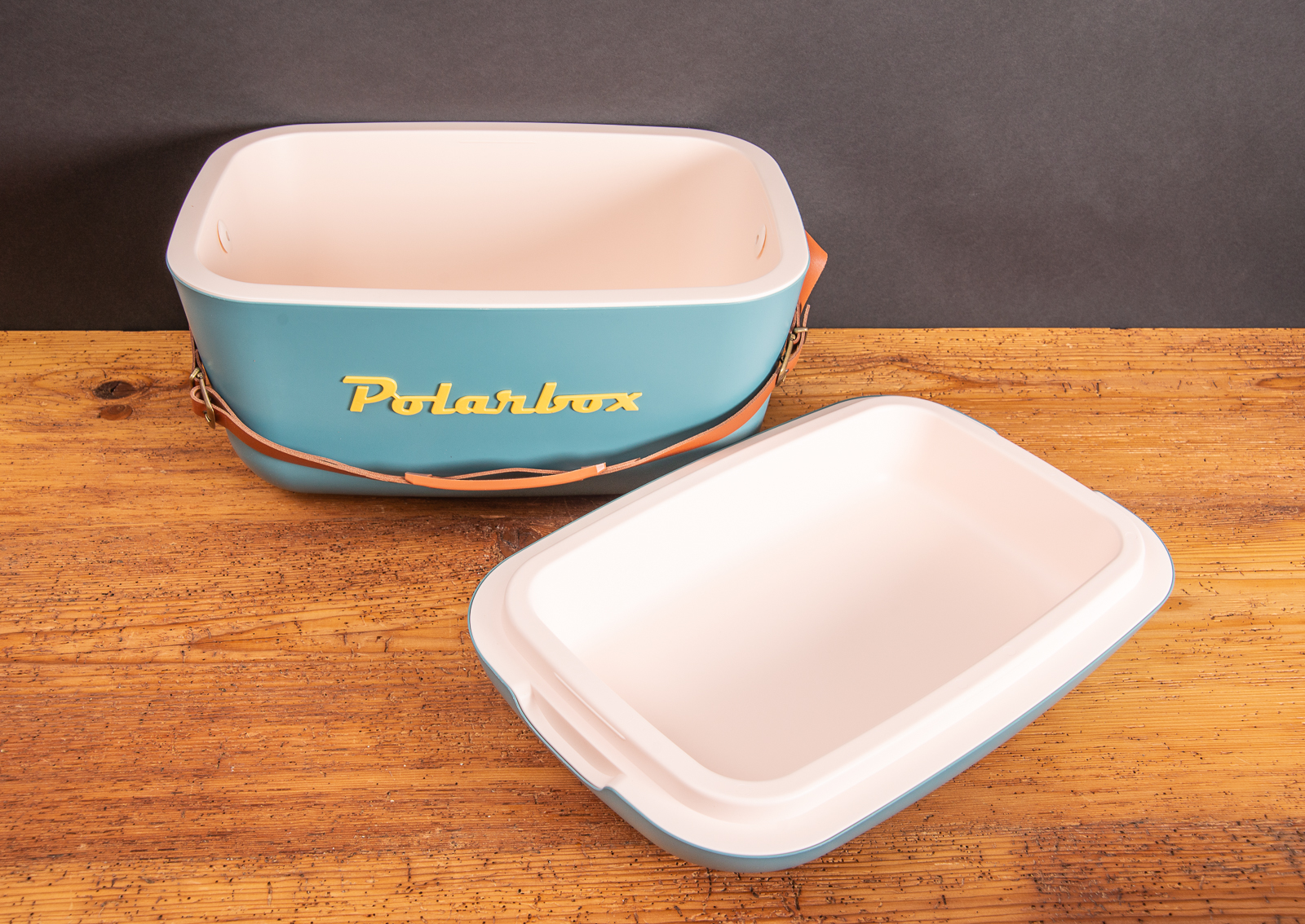 ge&ouml;ffnete Polarbox in petrol mustard f&uuml;r viel Stauraum. 