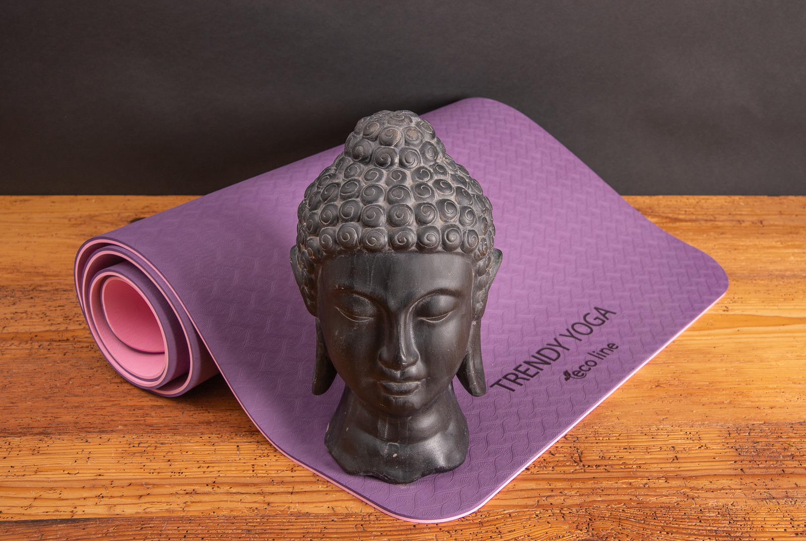 Yogamatte als Werbegeschenk mit Ihrem Logo bedrucken. Jetzt in tollen Farben. Hier in Lila und Rosa als Wendematte.