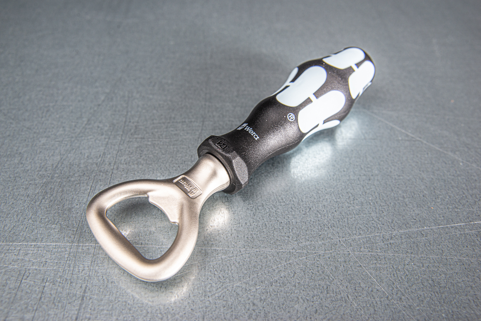 Flaschen&ouml;ffner von Wera in grau-schwarz als Kunden- oder Mitarbeitergeschenk f&uuml;r M&auml;nner mit Ihrem Logo. 