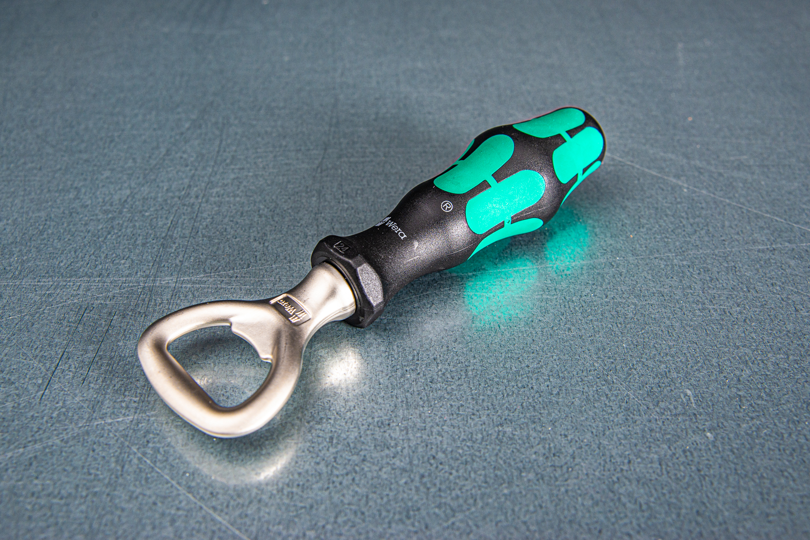 Gr&uuml;n schwarzer Flaschen&ouml;ffner mit Logo von der Qualit&auml;tsmarke Wera