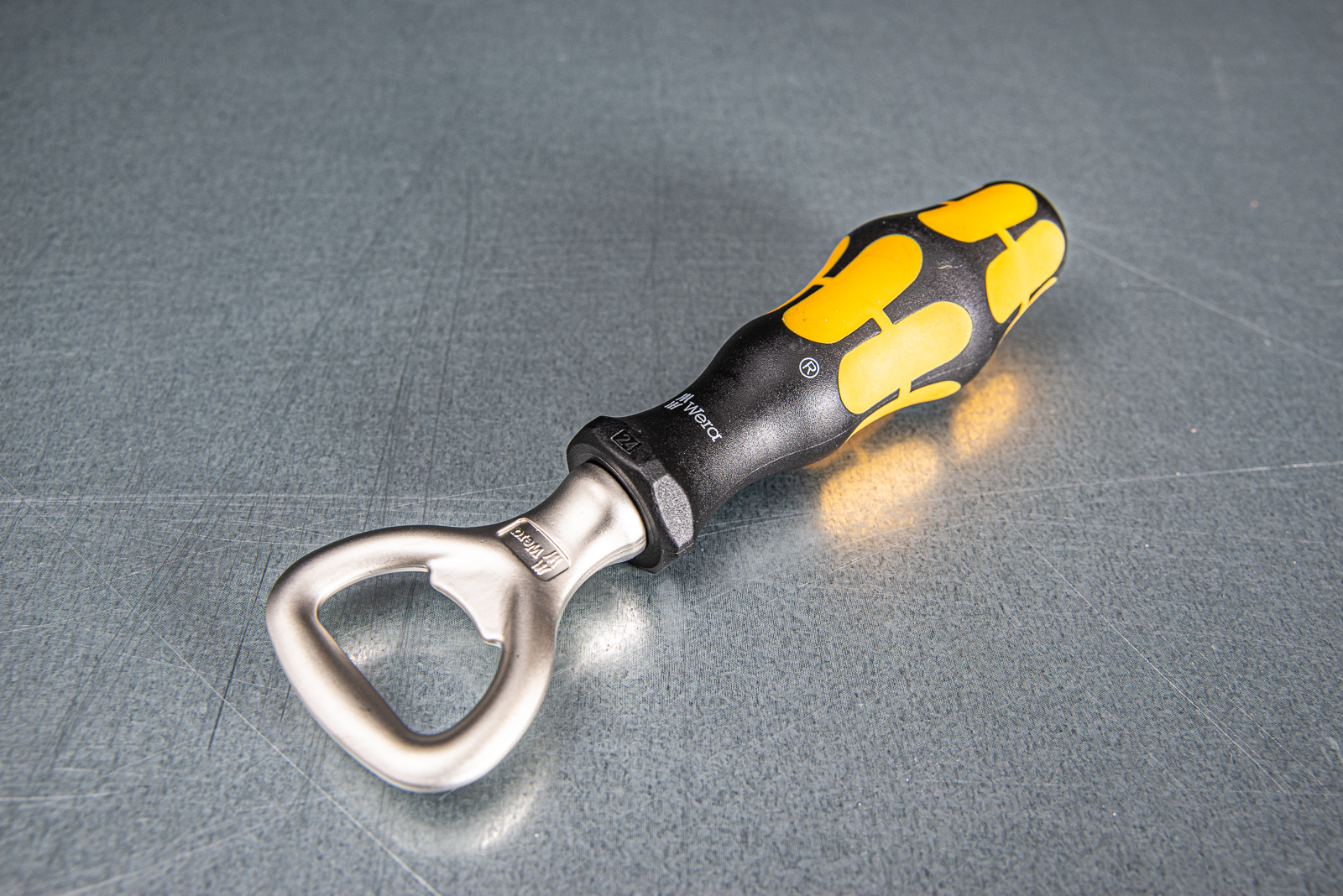 Robuster Flaschen&ouml;ffner von Wera in schwarz-gelb als hochwertiges Werbegeschenk f&uuml;r M&auml;nner.