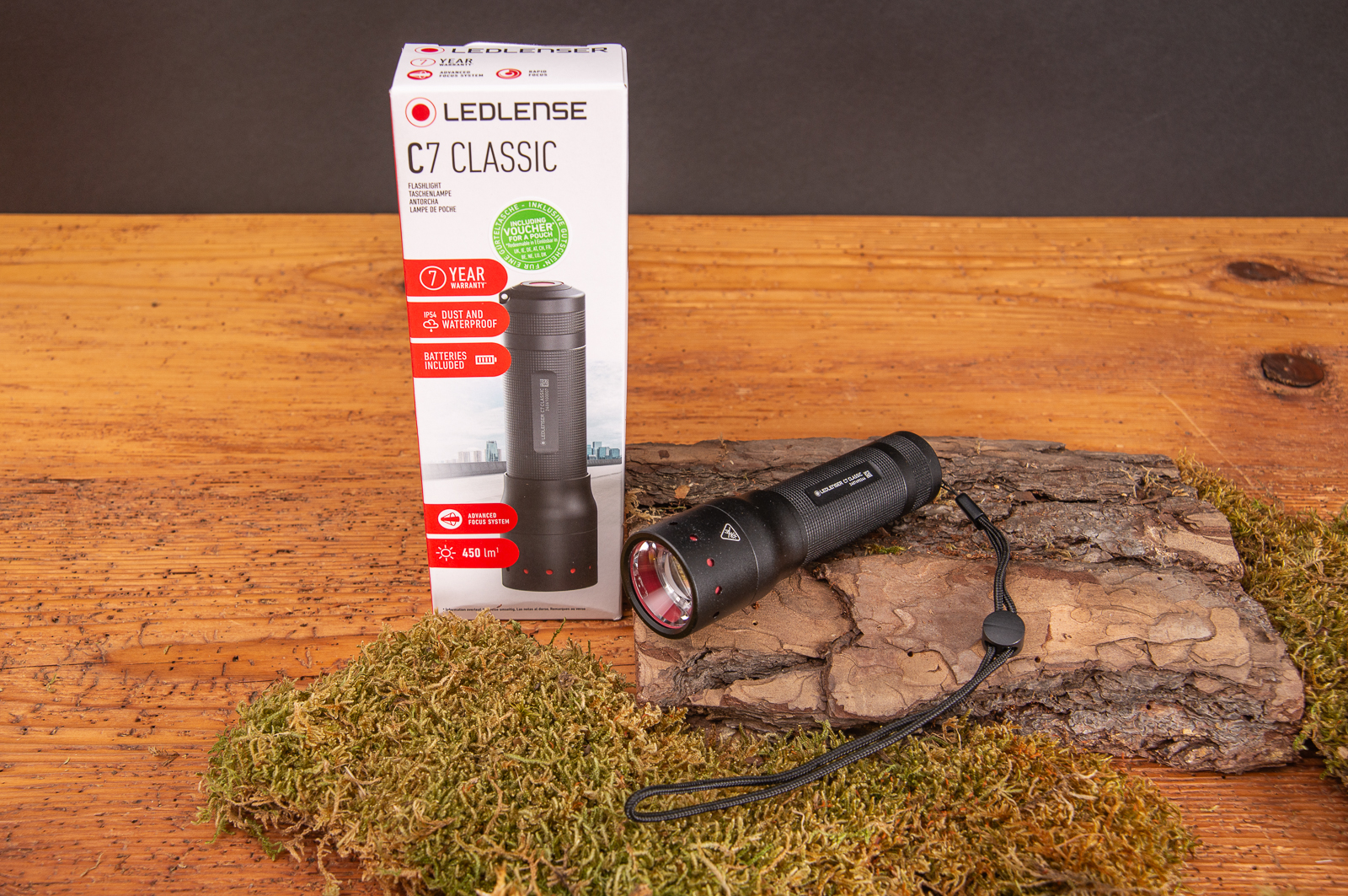 Fachhandelsverpackung der LEDLenser Classic C7 aus Karton mit Sichtfenster und daneben liegt die Taschenlampe, Klein, kompakt aber unglaublich Leistungsstark als hochwertiger Markenartikel im Merchandise Programm