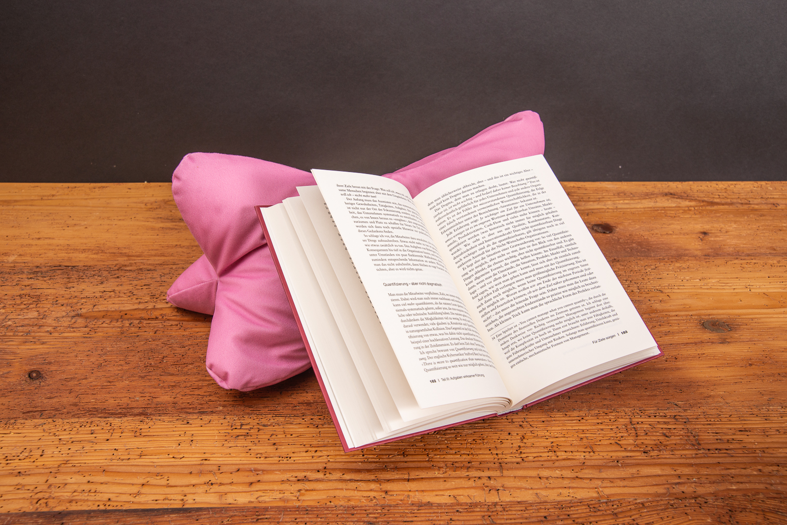 Leseknochen von MAGMA Heimtex mit Logo bedrucken lassen als Buchst&uuml;tze oder Nackenkissen ist eine Werbegeschenk f&uuml;r Kunden und Mitarbeiter.