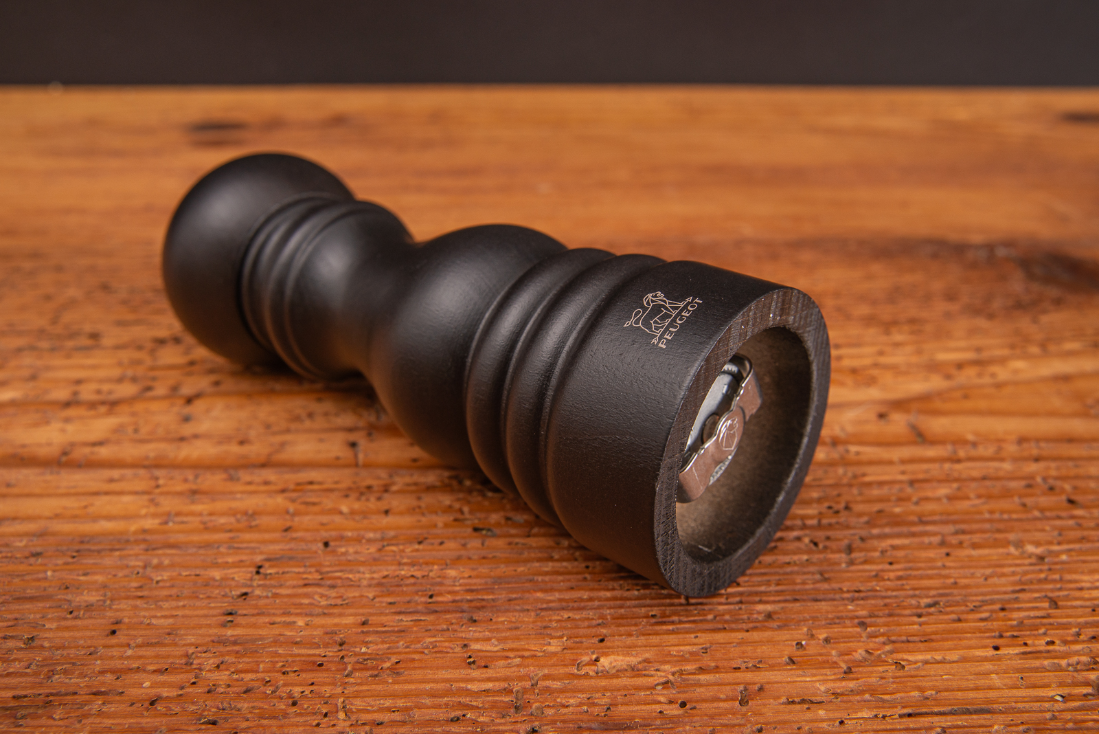 Liegende Pfefferm&uuml;hle mit Logo von Peugeot als Werbeartikel.