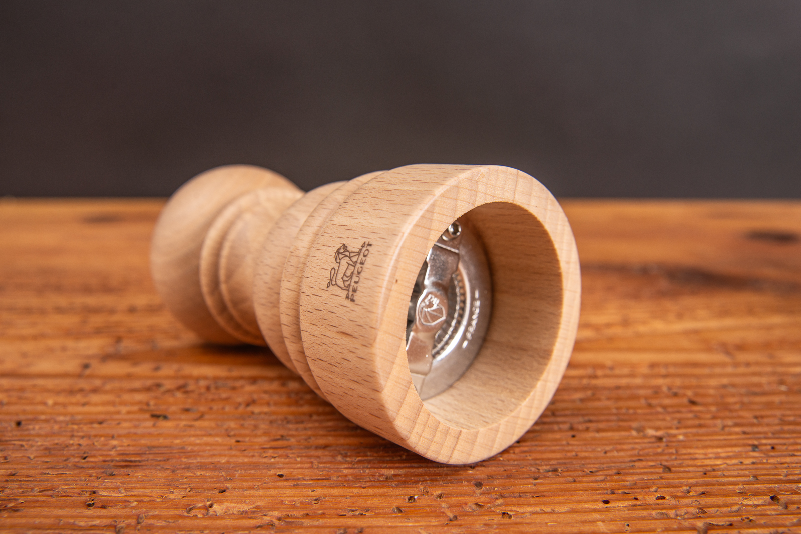 Liegende Peugeot Pfefferm&uuml;hle aus Buchenholz als Werbeartikel.