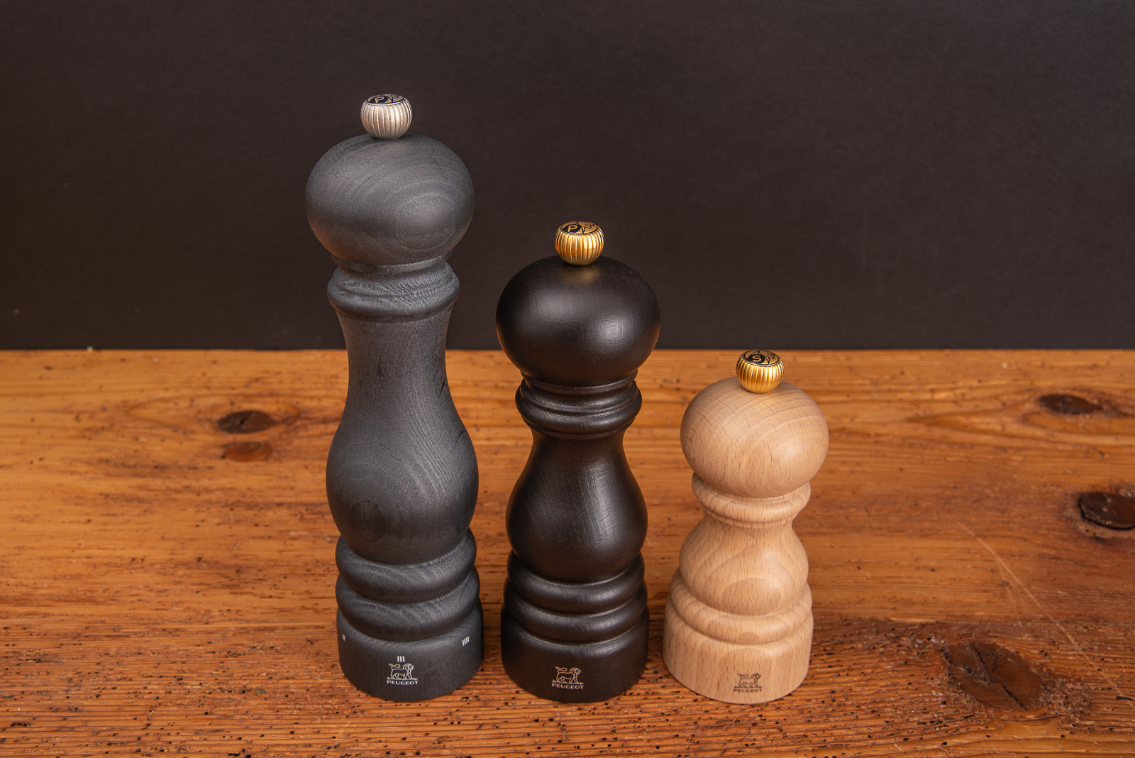 Drei unterschiedlich gro&szlig;e Peugeot Salz- und Pfefferm&uuml;hlen als Werbegeschenke.